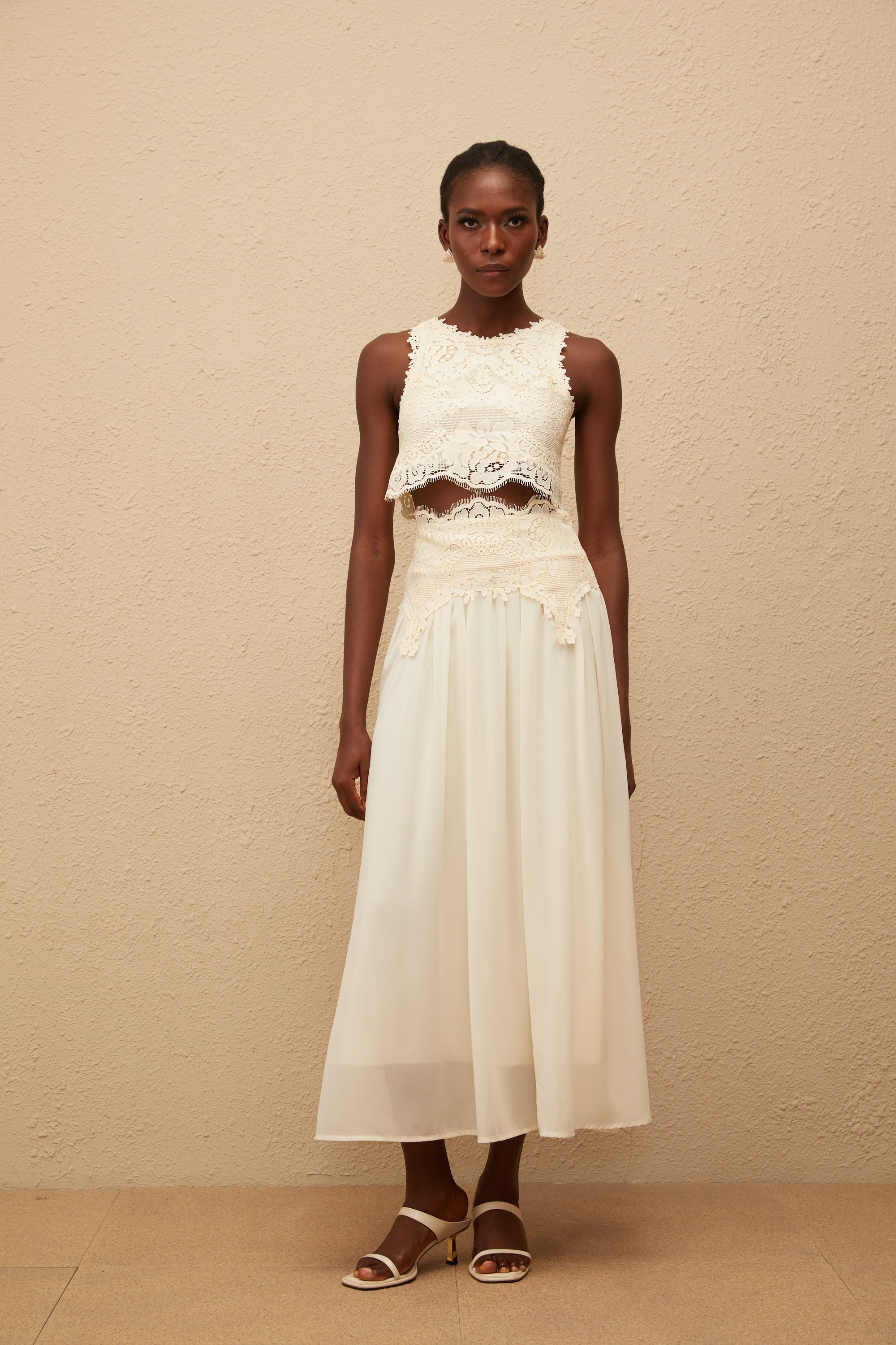 Conjunto de ropa de encaje floral blanco de Clothilde, top y falda, con detalles elegantes y delicados en tela ligera.