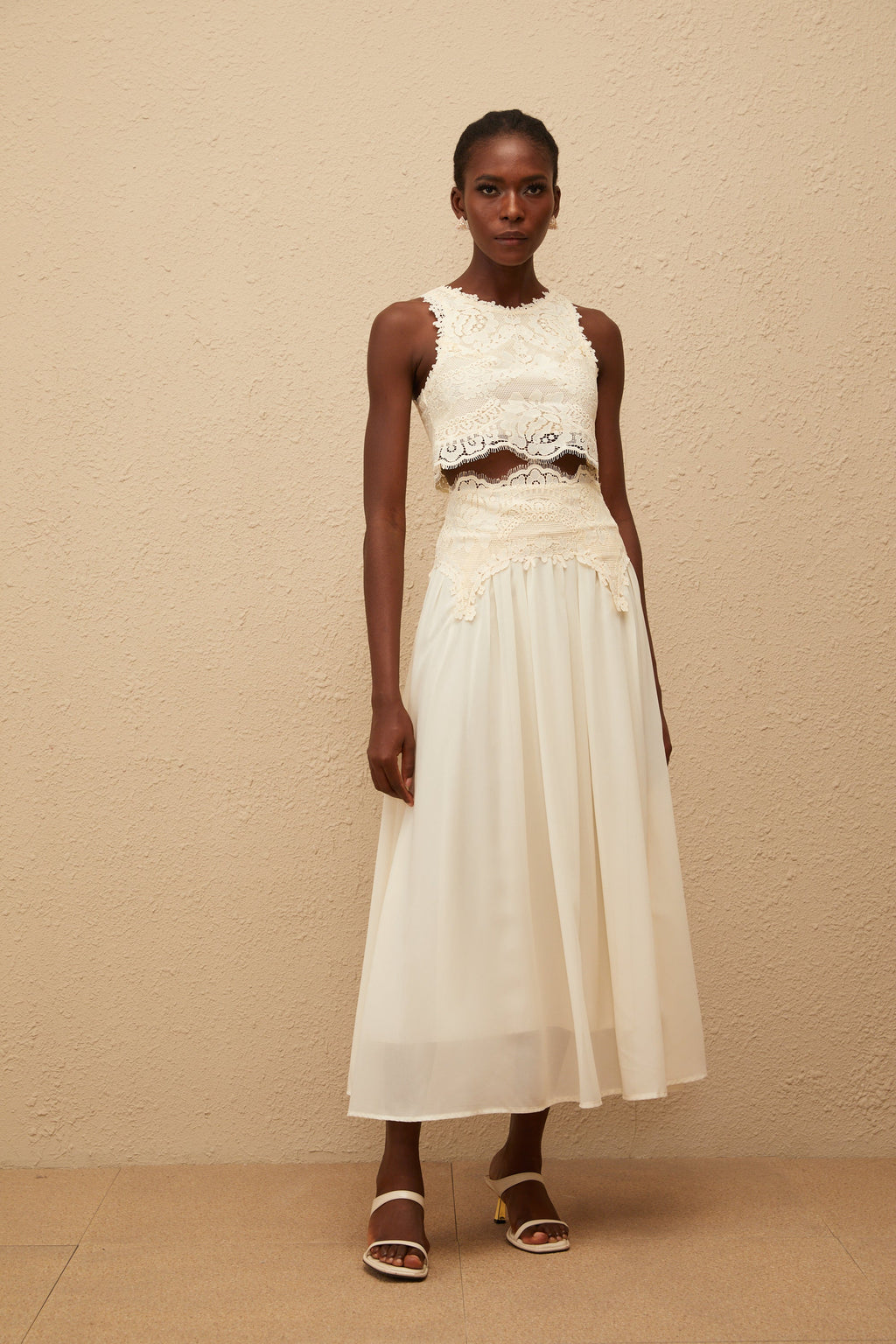 Conjunto de blusa y falda de encaje floral blanco de Final Sale, para mujer, mostrando detalles delicados y diseño elegante.