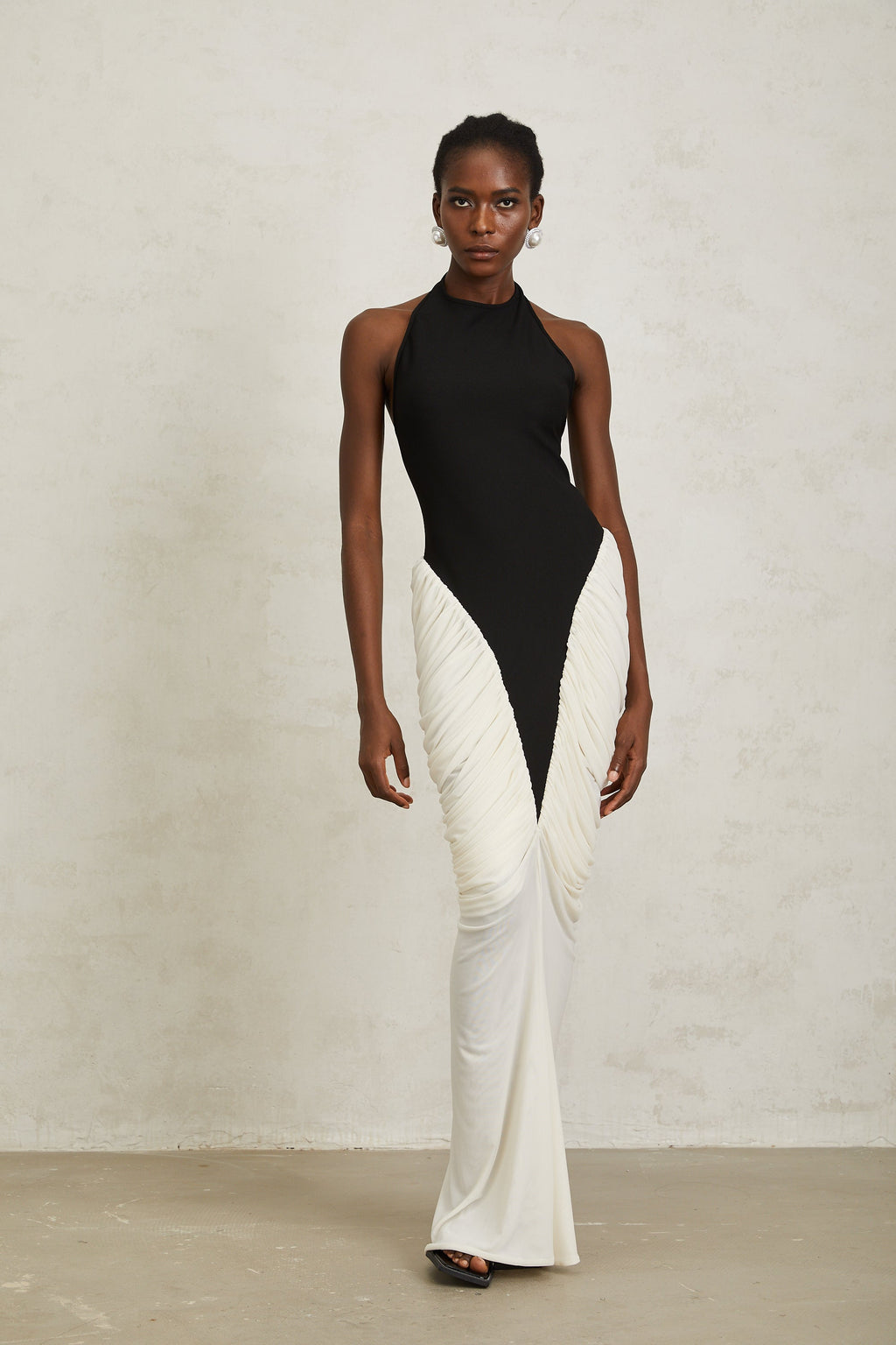 Vestido largo ajustado negro de jade con escote halter, tela arrugada y diseño ceñido al cuerpo, para ocasiones elegantes.