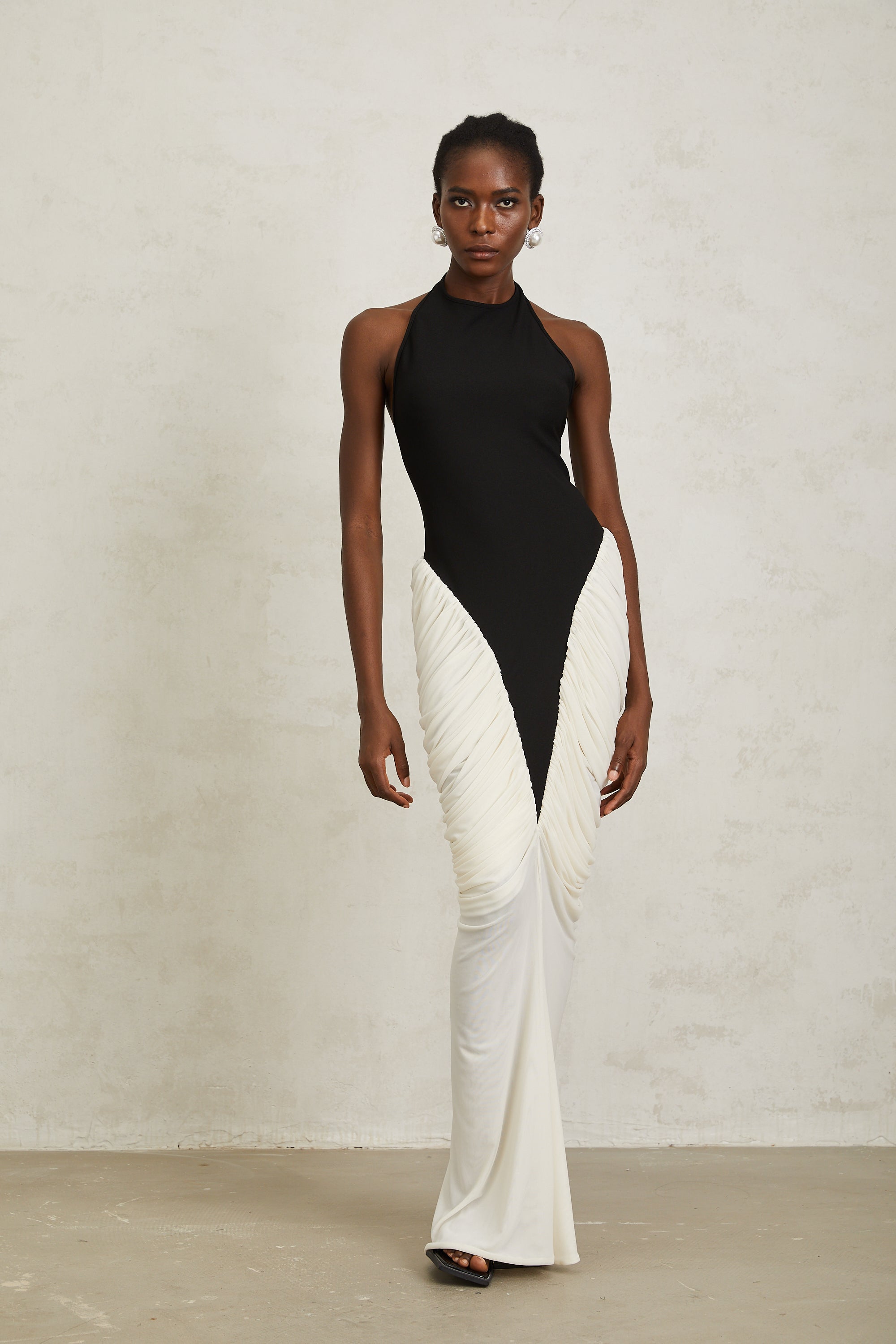 Vestido largo ajustado negro de jade con escote halter, tela arrugada y diseño ceñido al cuerpo, para ocasiones elegantes.