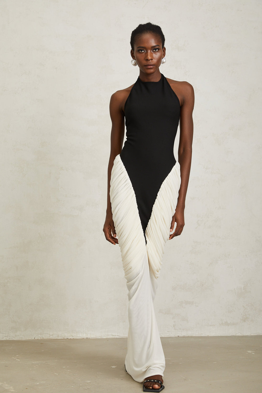 Vestido largo de noche en color negro con drapeado y halter, diseñado por Final Sale, ajustado y elegante para ocasiones especiales.