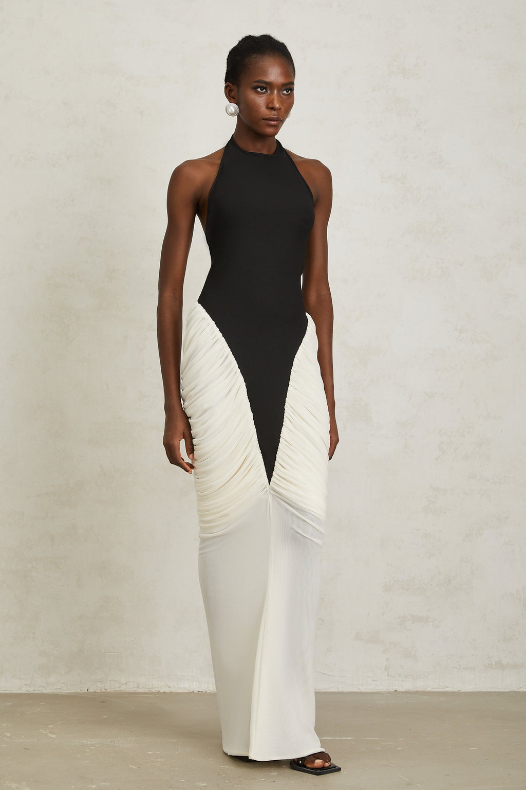Vestido largo ajustado negro de jade con escote halterneck y ruched, diseñado por Final Sale, para ocasiones elegantes.