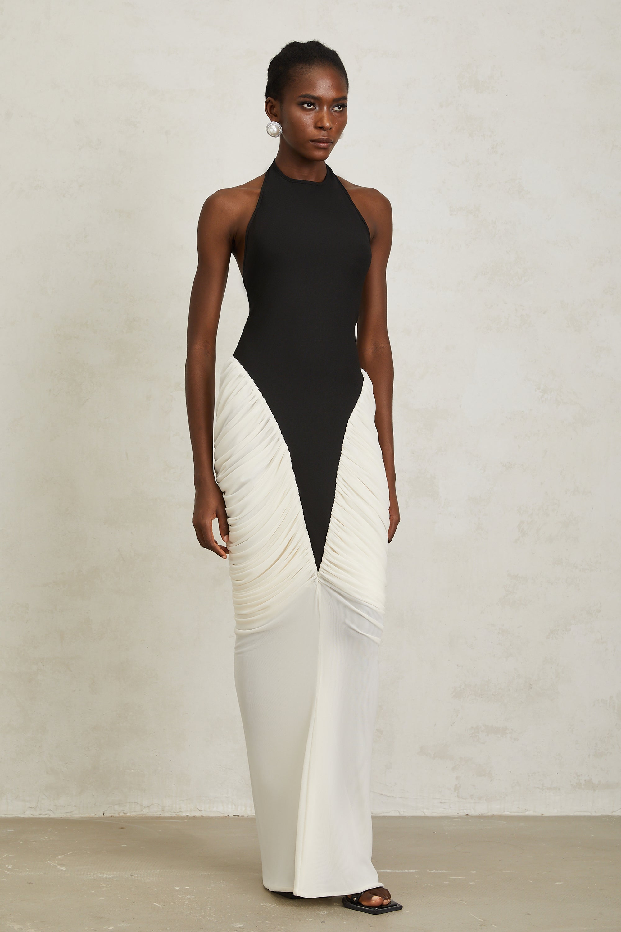 Vestido largo ajustado negro de jade con escote halterneck y ruched, diseñado por Final Sale, para ocasiones elegantes.