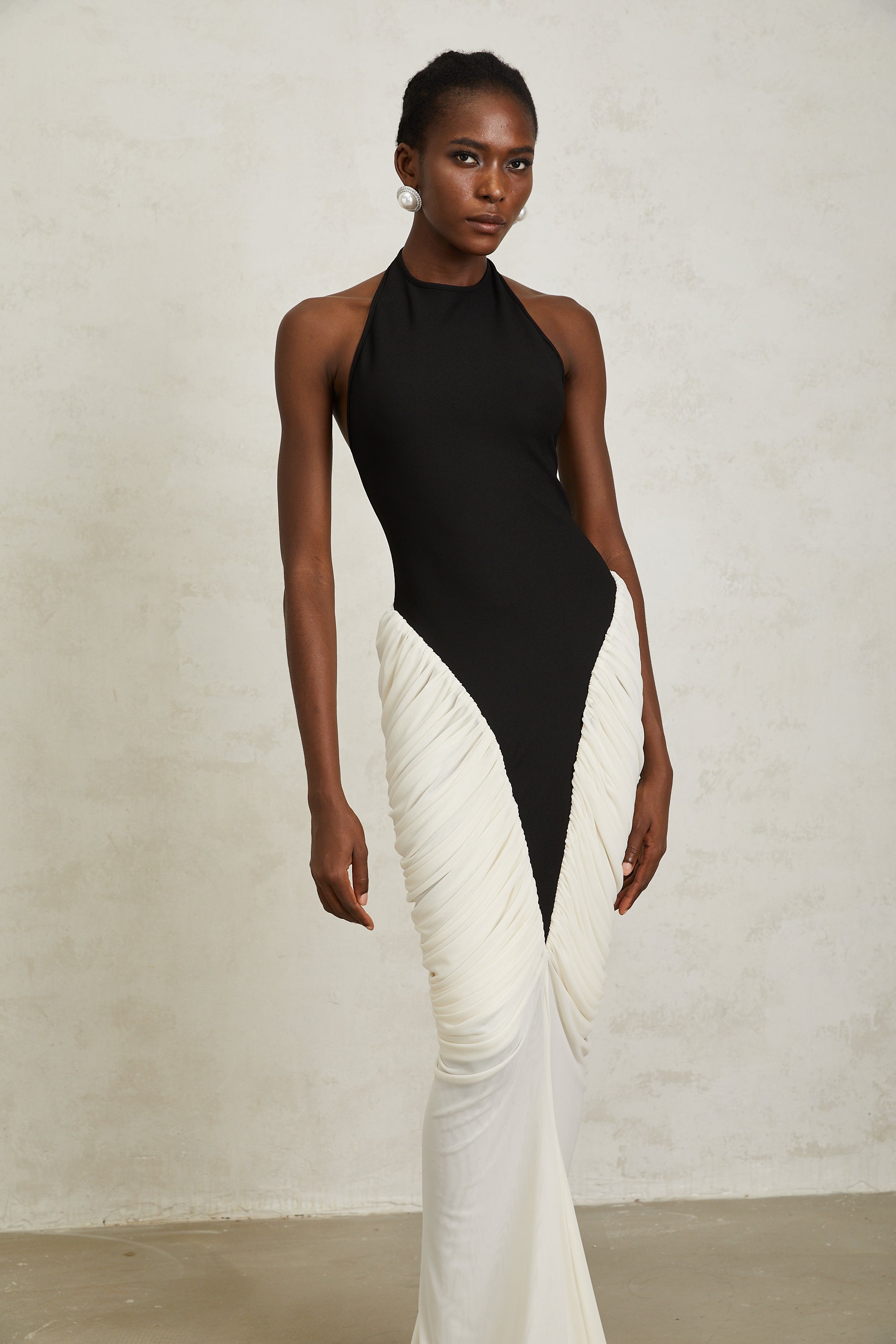 Vestido largo negro de satén con drapeado y escote halter, ajustado y elegante, de la marca Final Sale.