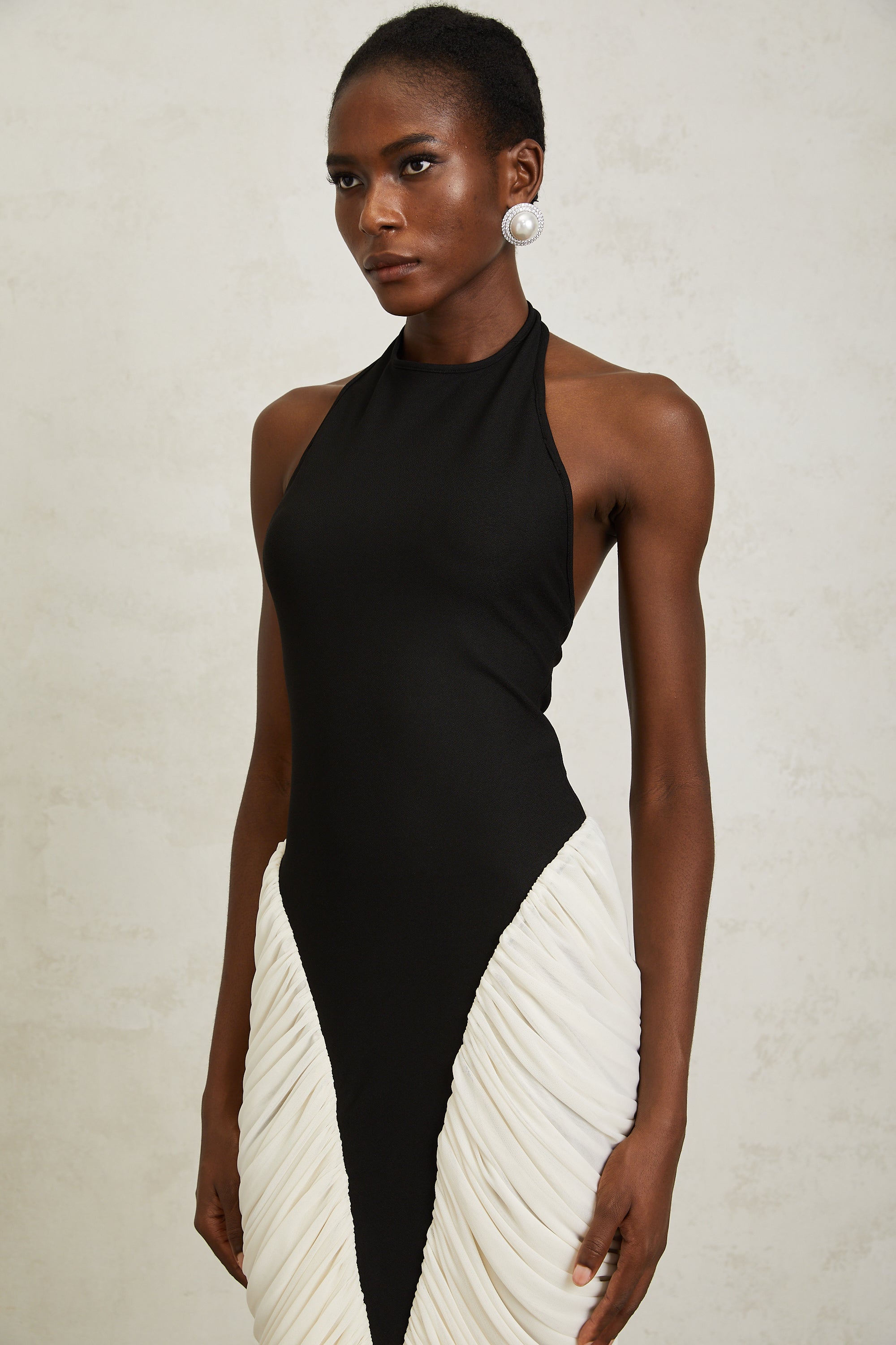 Vestido largo negro de seda con fruncido y escote halter, ajustado al cuerpo, de la marca Final Sale, para ocasiones elegantes.