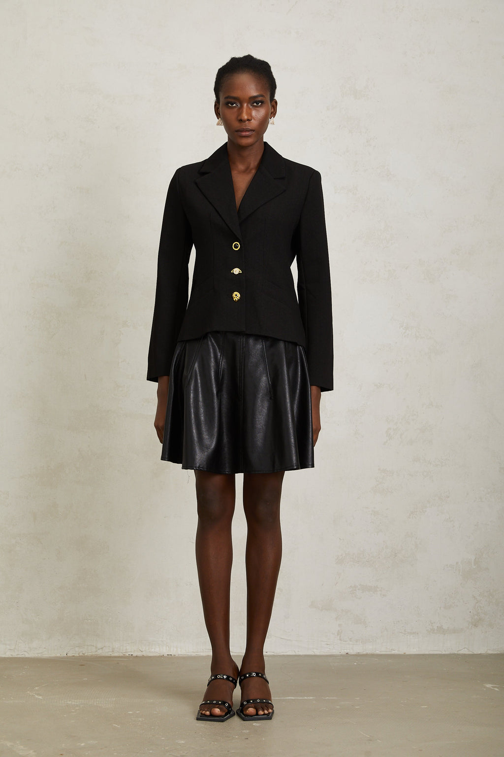 Blazer negro Sabine con cordones y diseño ajustado para mujer, de la marca Final Sale, en color negro y estilo elegante