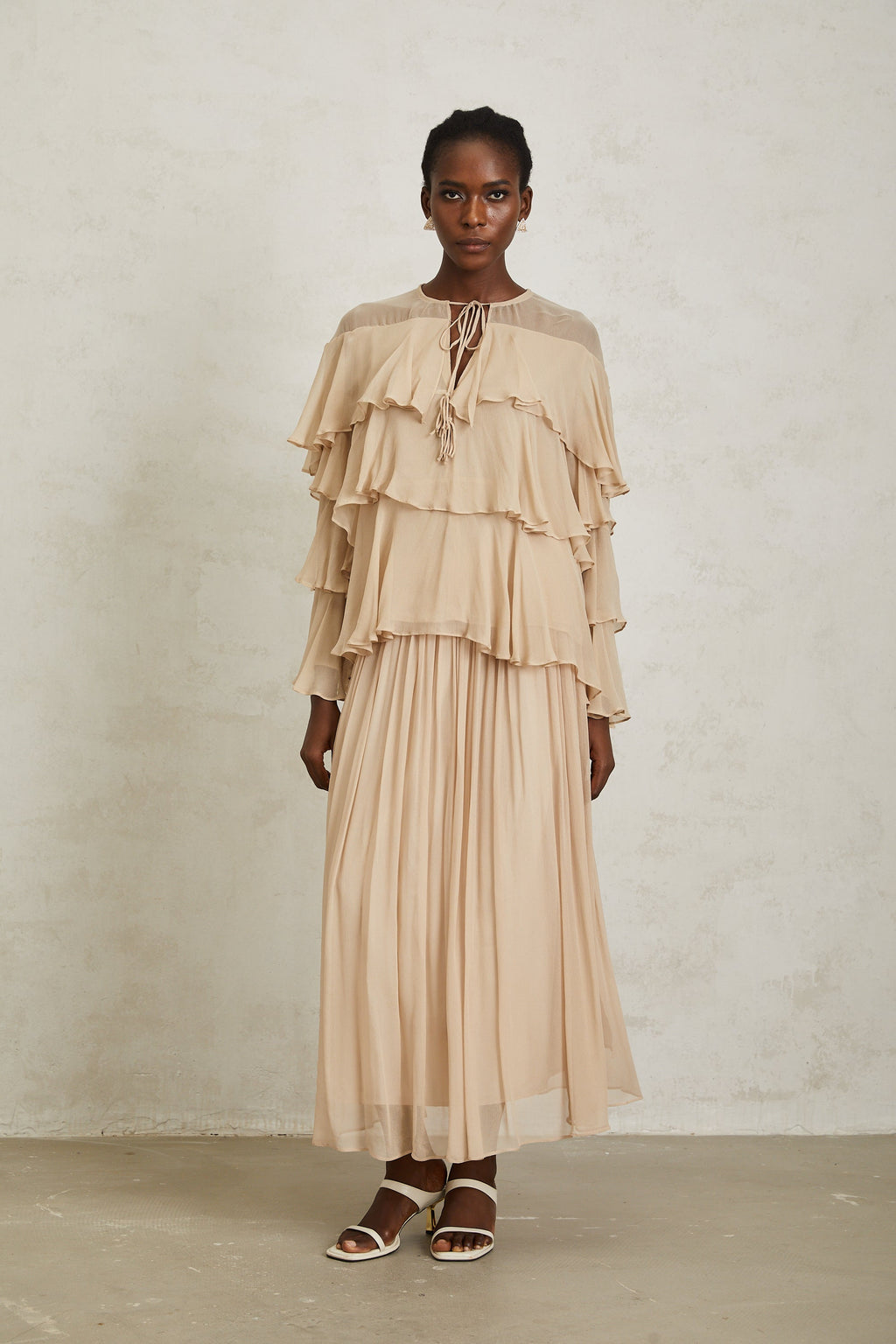 Blusa y falda de gasa en capas en tonos neutros de la marca Final Sale, conjunto elegante para mujer.