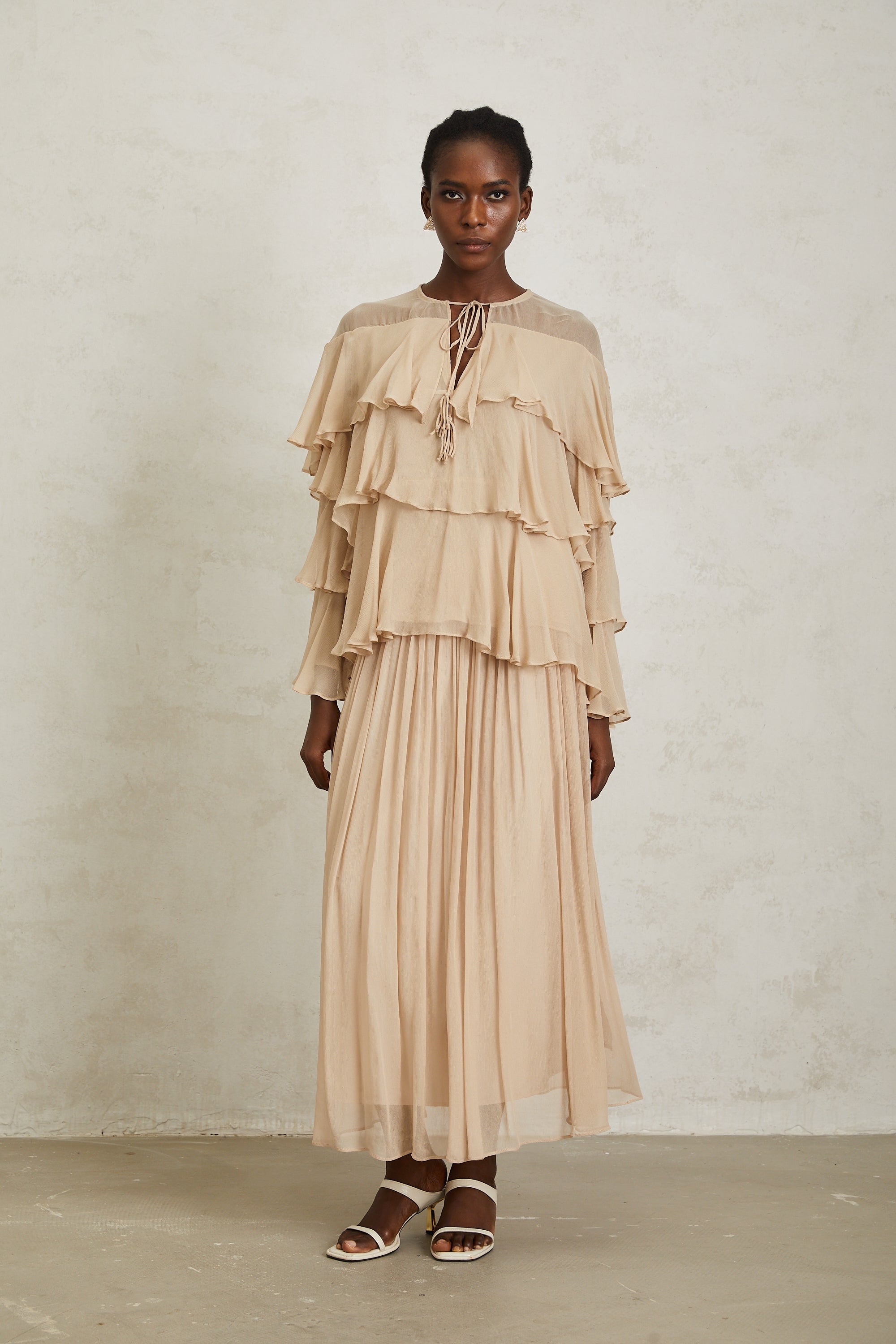 Blusa y falda de gasa en capas en tonos neutros de la marca Final Sale, conjunto elegante para mujer.