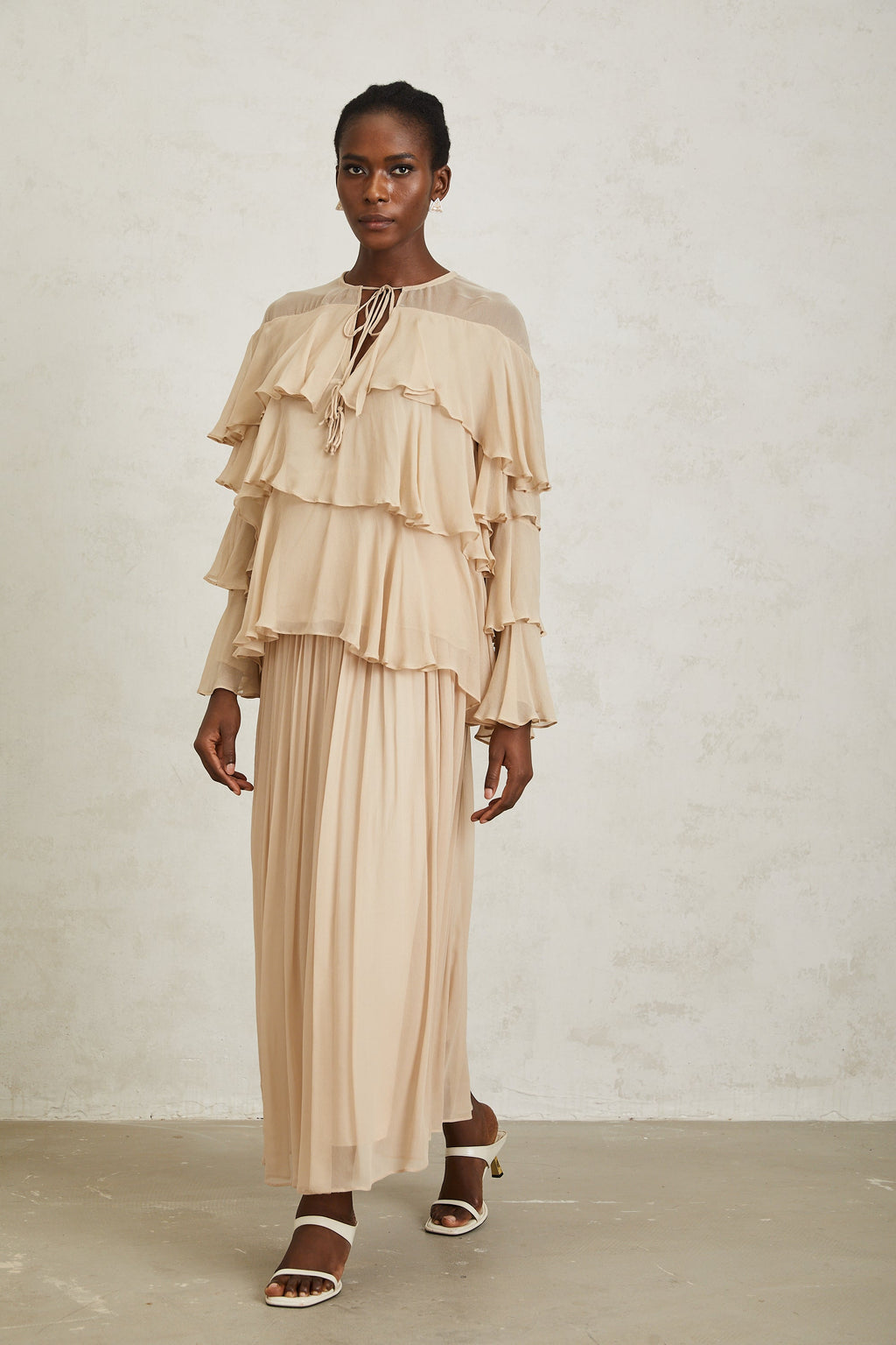 Blusa y falda de chiffon en tonos neutros de la marca Final Sale, conjunto en capas para mujer, vista frontal en la imagen.