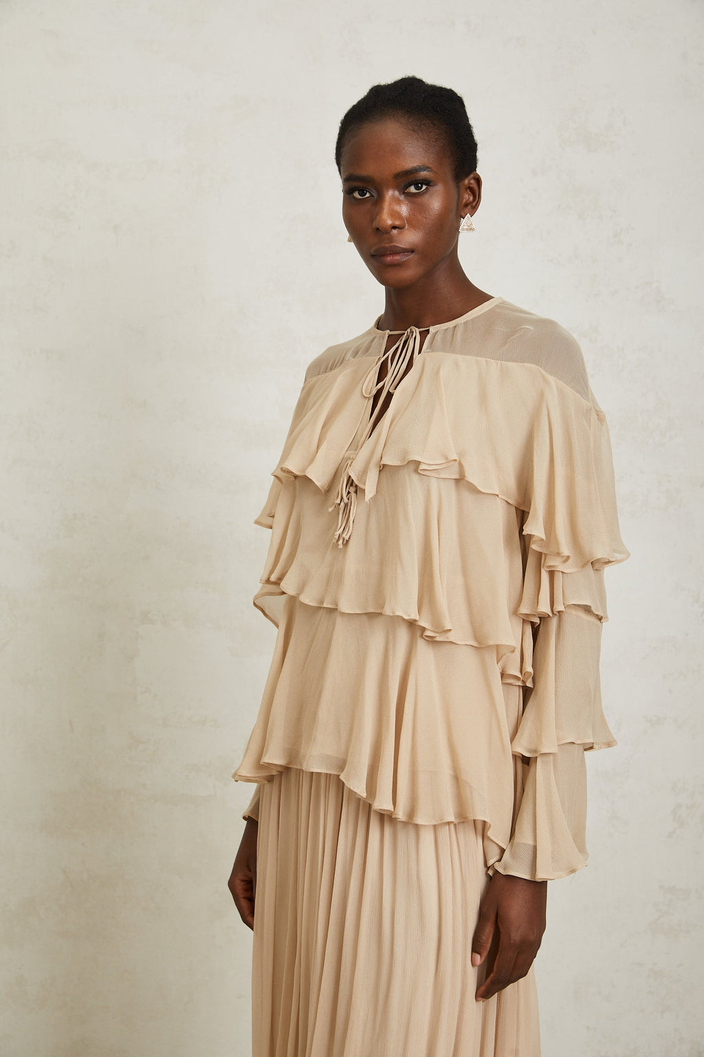 Conjunto de blusa de chiffon en capas y falda en tonos neutros de Final Sale, estilo elegante y moderno.