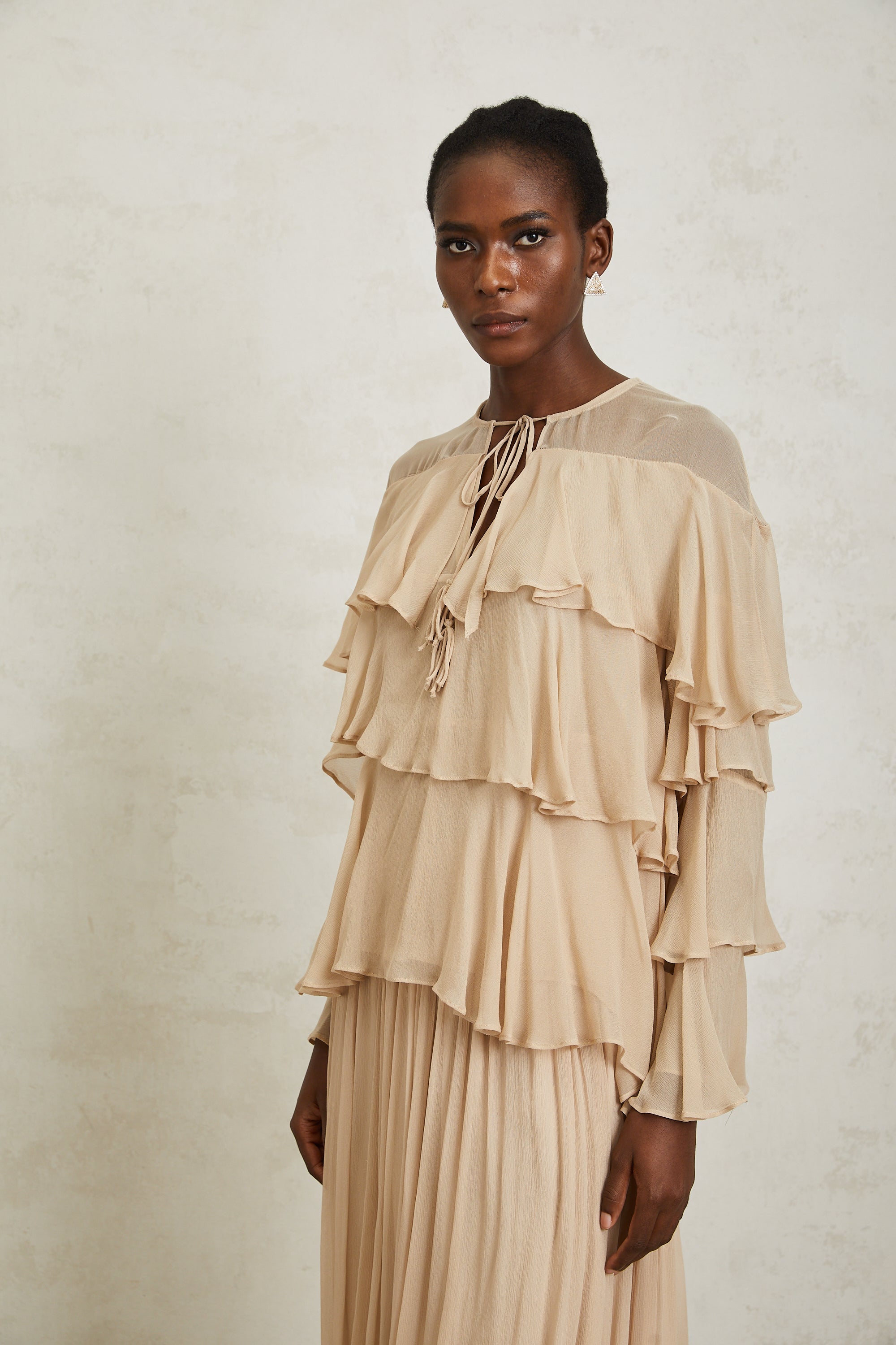 Conjunto de blusa de chiffon en capas y falda en tonos neutros de Final Sale, estilo elegante y moderno.