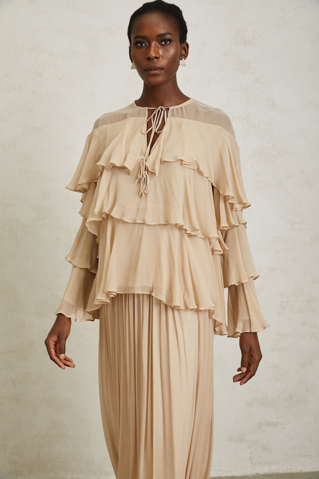 Conjunto de blusa y falda de gasa en tonos neutros de Final Sale, estilo elegante y moderno para mujer.