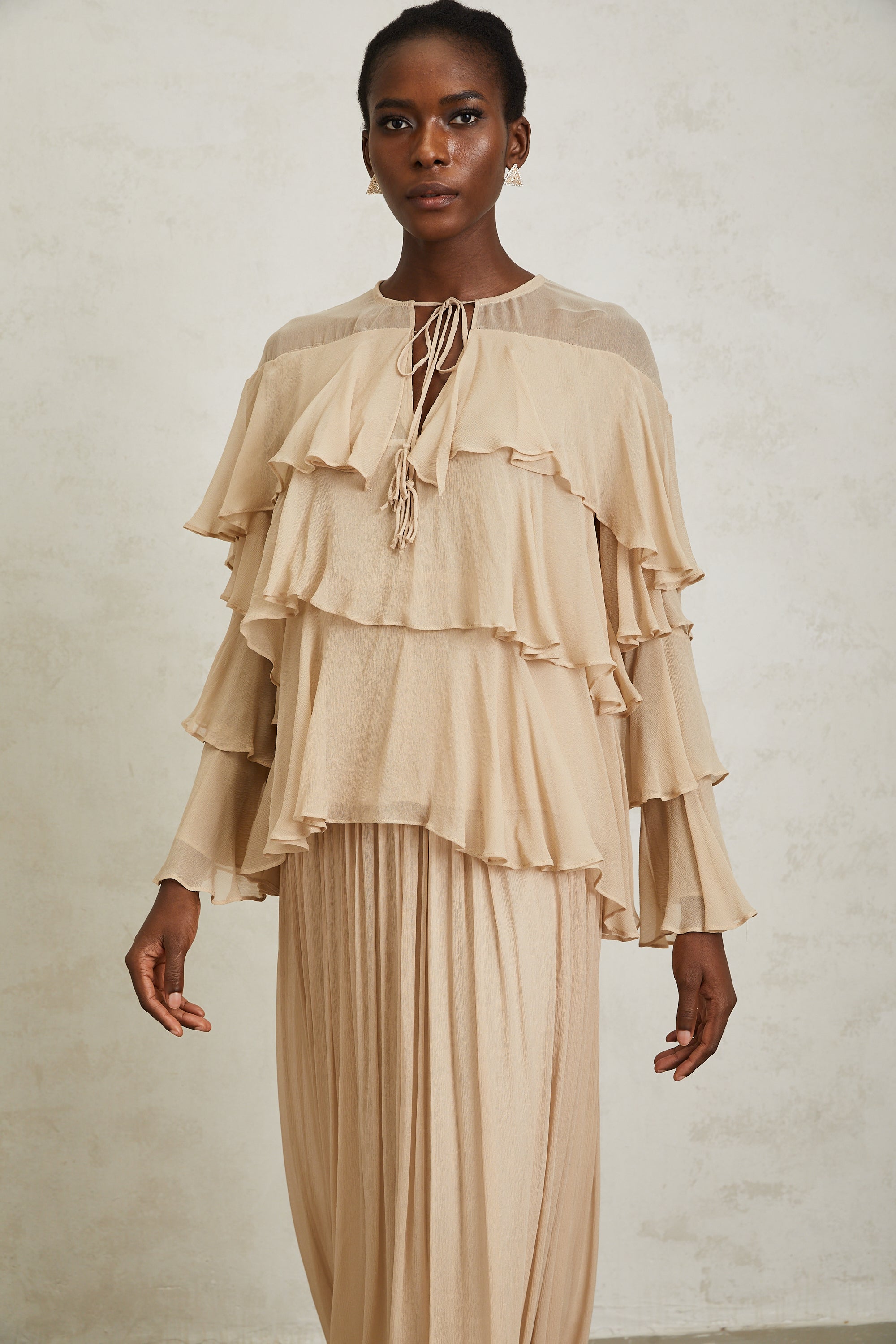 Conjunto de blusa y falda de gasa en tonos neutros de Final Sale, estilo elegante y moderno para mujer.