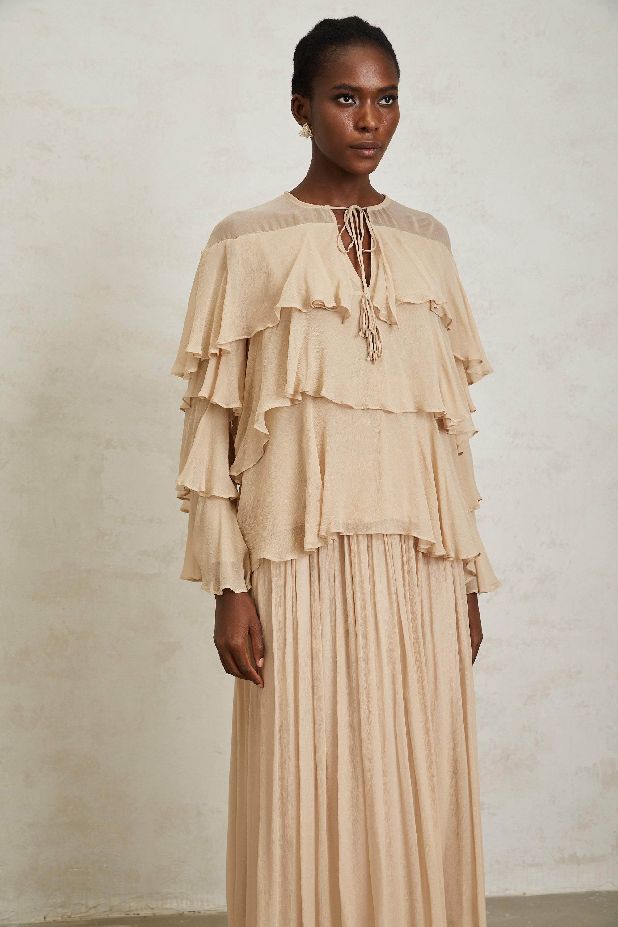 Blusa y falda de gasa en capas en tonos neutros de la marca Final Sale, conjunto elegante y moderno para mujer.