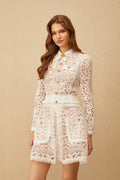 Vestido mini blanco de encaje con cordón, estilo elegante y delicado, de la marca Final Sale.