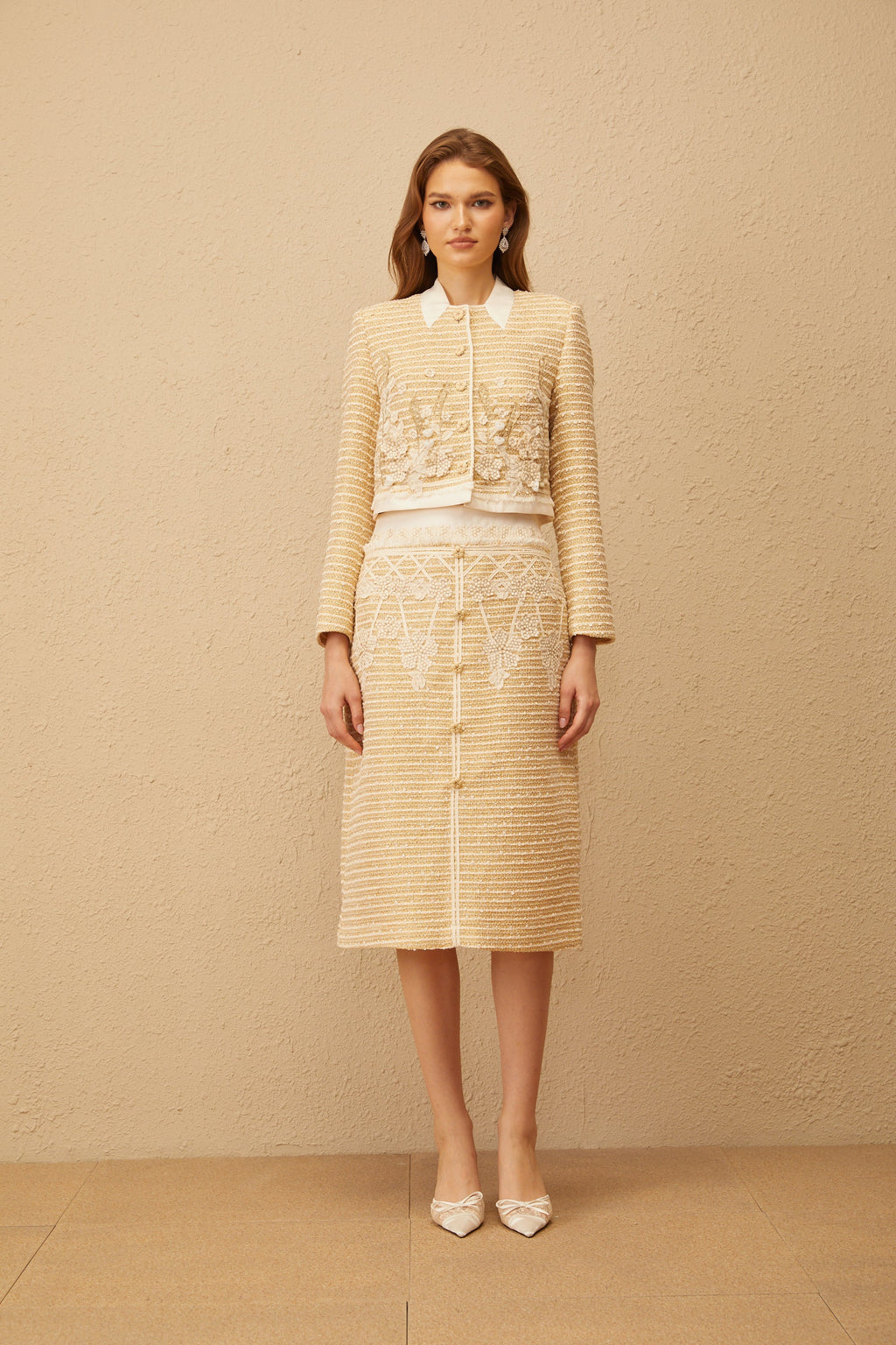 Conjunto de chaqueta y falda de jacquard floral neutro de Final Sale, elegante y texturizado para mujer.