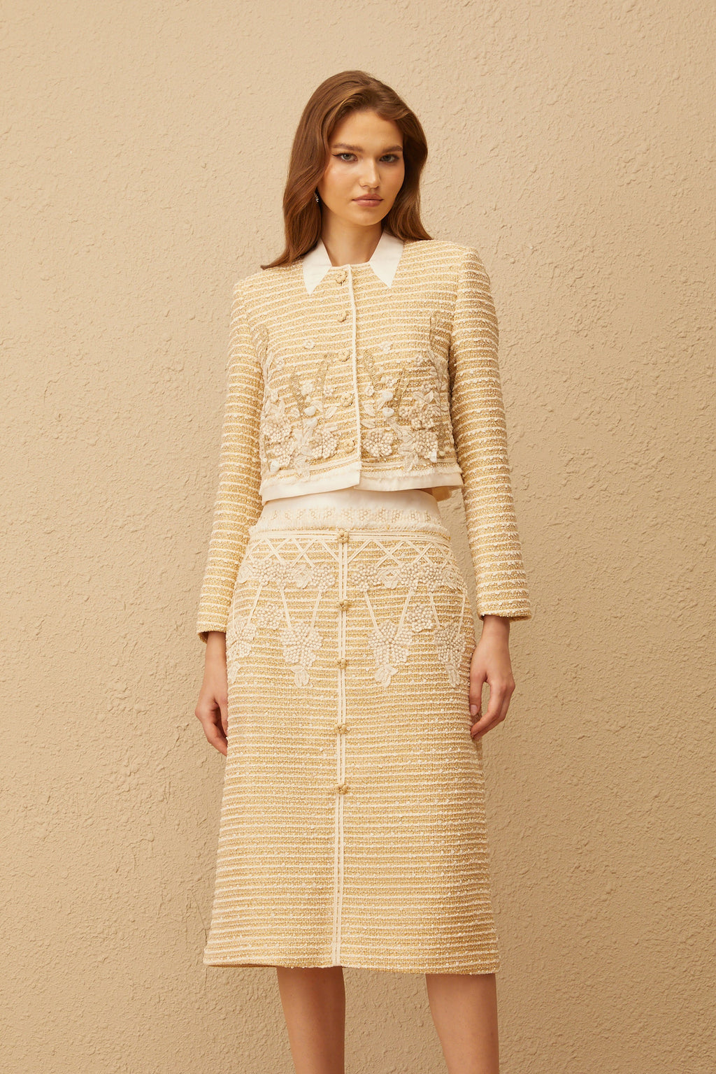 Conjunto de chaqueta y falda de jacquard floral en tonos neutros de la marca Final Sale, con detalles elegantes y tejidos texturizados.