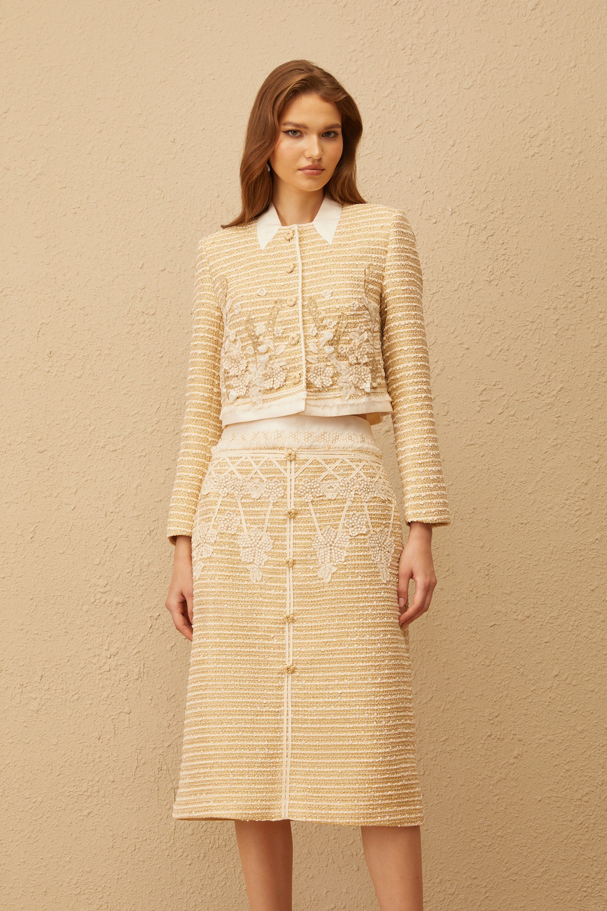 Conjunto de chaqueta y falda de jacquard floral en tonos neutros de la marca Final Sale, con detalles elegantes y tejidos texturizados.