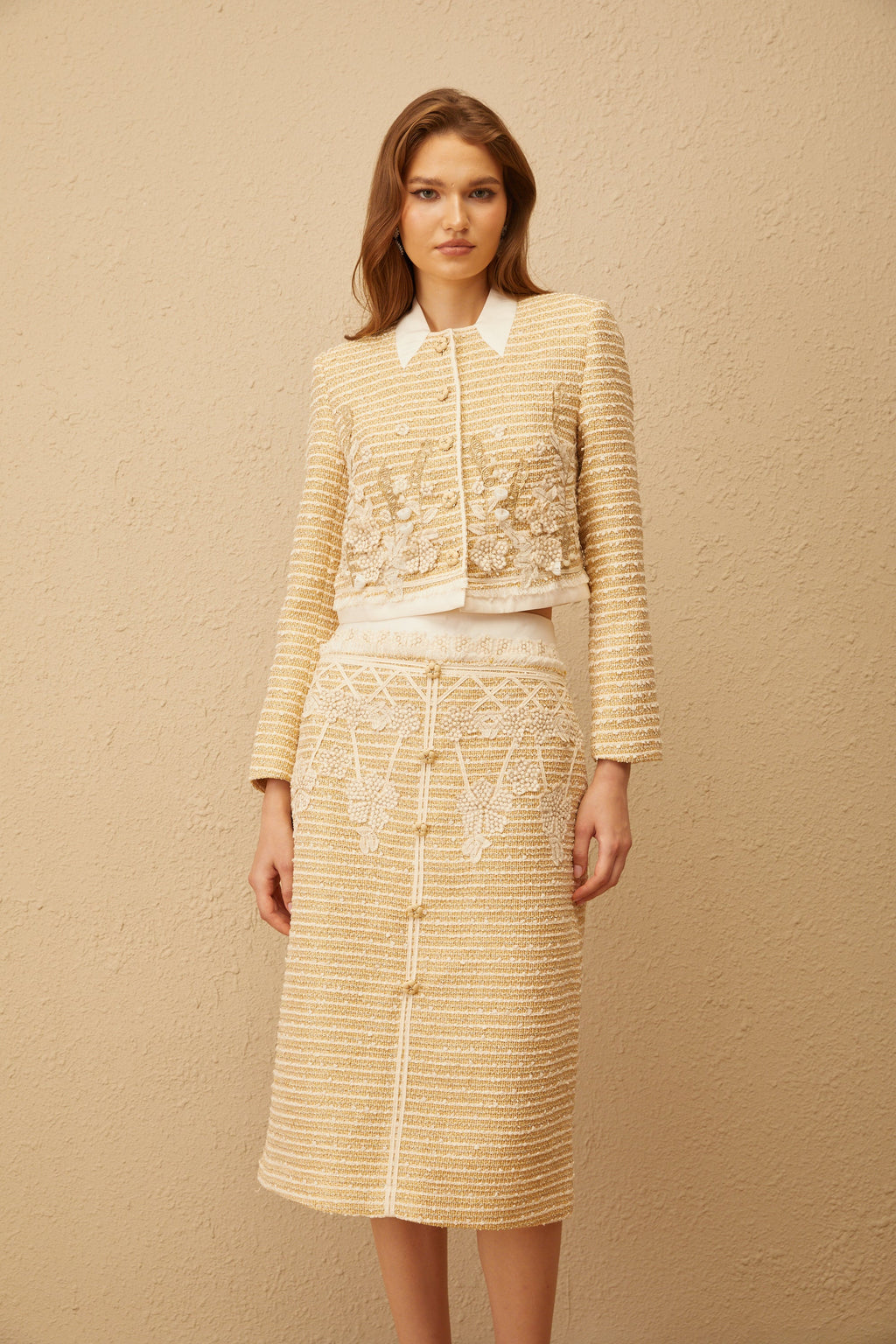 Conjunto de chaqueta y falda de tweed floral neutro de Final Sale, estilo jacquard elegante y clásico.