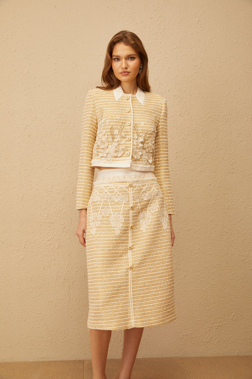 Conjunto de chaqueta y falda de jacquard floral en tonos neutros, de la marca Final Sale, para un estilo elegante y sofisticado.