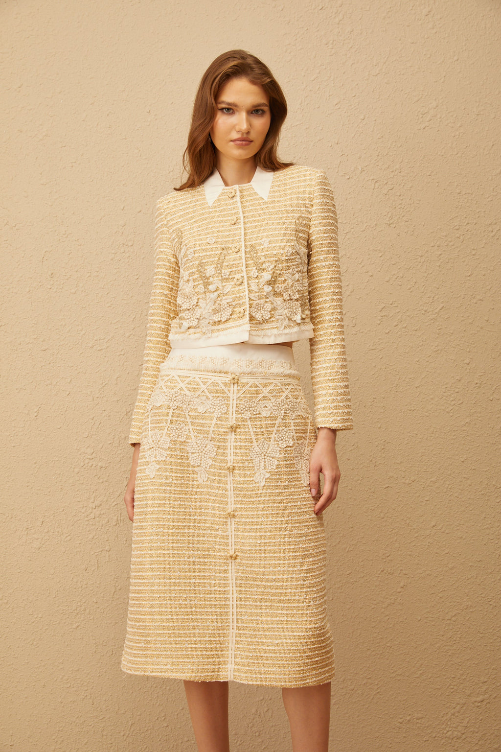 Conjunto de chaqueta y falda de jacquard floral en tonos neutros de Final Sale, elegante y sofisticado para mujer.