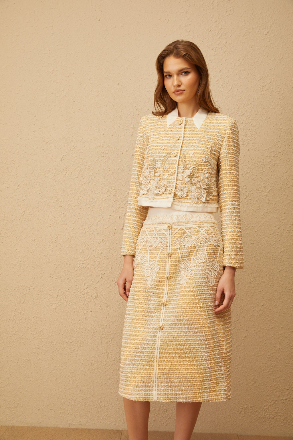 Conjunto de chaqueta y falda de tweed con jacquard floral en tonos neutros, de la marca Final Sale, para mujer.