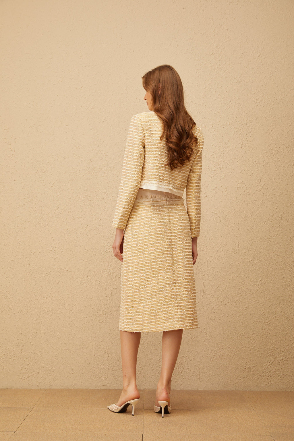 Conjunto de chaqueta y falda de jacquard floral en tonos neutros de Final Sale, estilo tweed elegante y sofisticado.