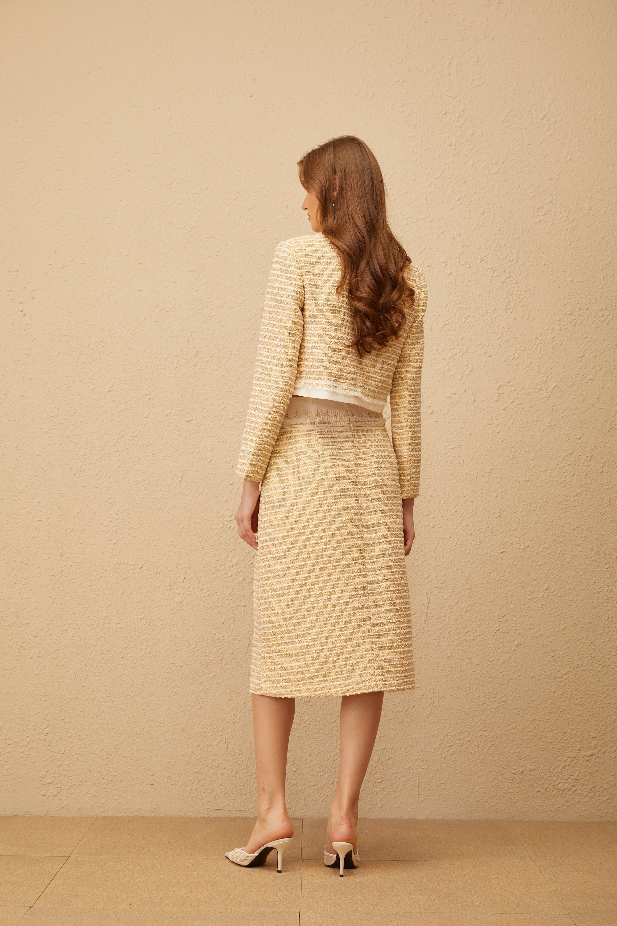 Conjunto de chaqueta y falda de jacquard floral en tonos neutros de Final Sale, estilo tweed elegante y sofisticado.