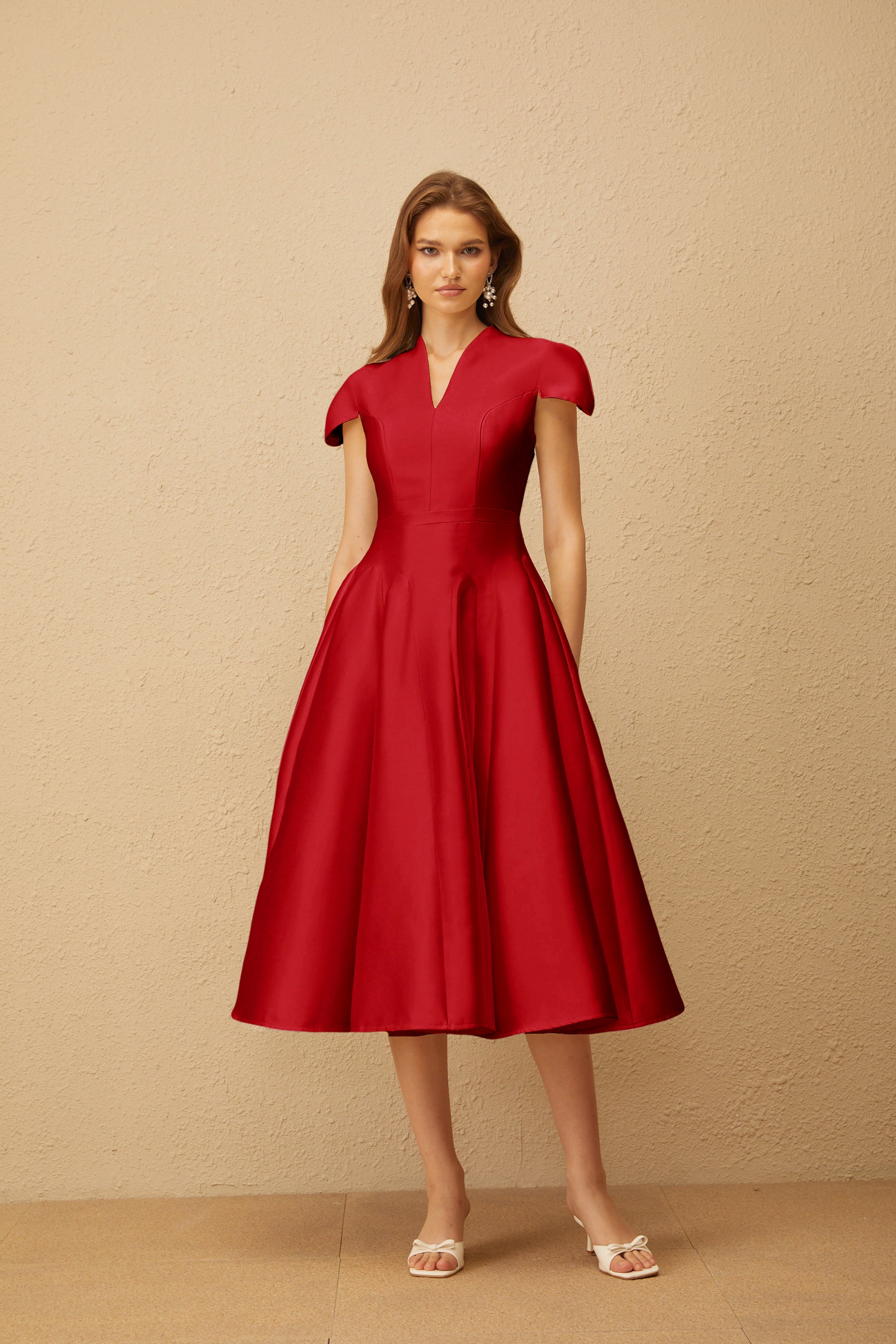 Vestido midi rojo Aventin con diseño godet, estilo elegante y moderno, ideal para ocasiones especiales.