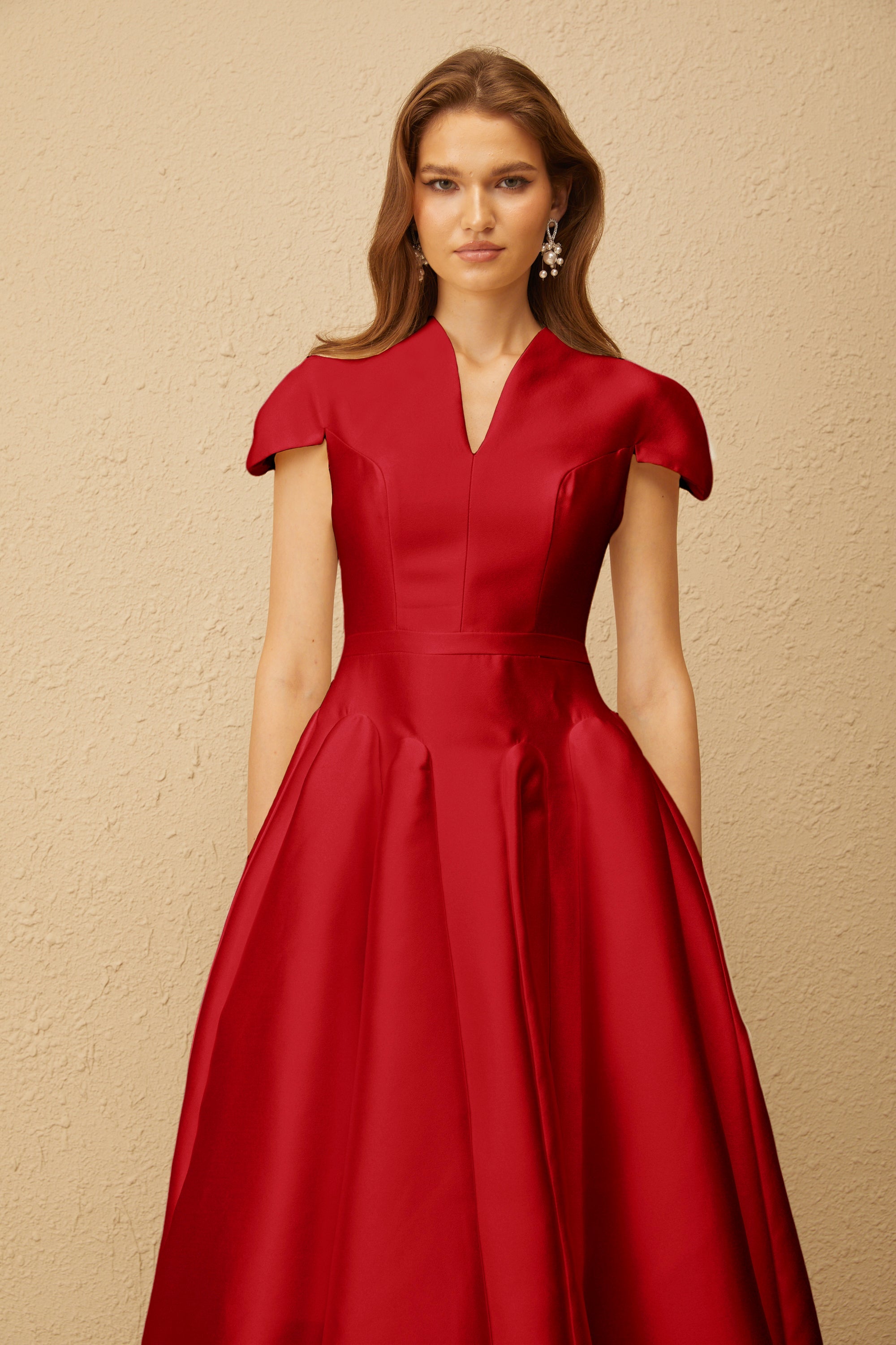 Vestido midi rojo Aventin con diseño godet, estilo elegante y moderno, mostrado en la imagen.