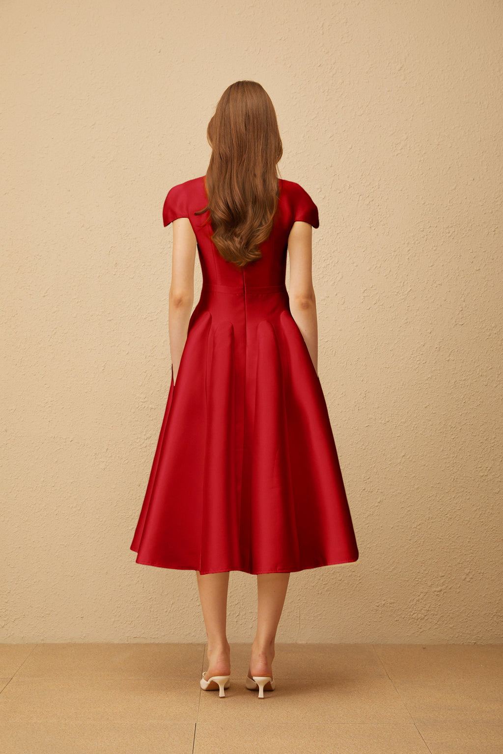 Vestido midi rojo Aventin con diseño Godet, de la marca Final Sale, mostrando su falda acampanada y detalles elegantes.