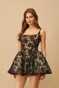 Vestido mini negro con encaje floral de la marca Final Sale, diseño elegante y femenino para ocasiones especiales.