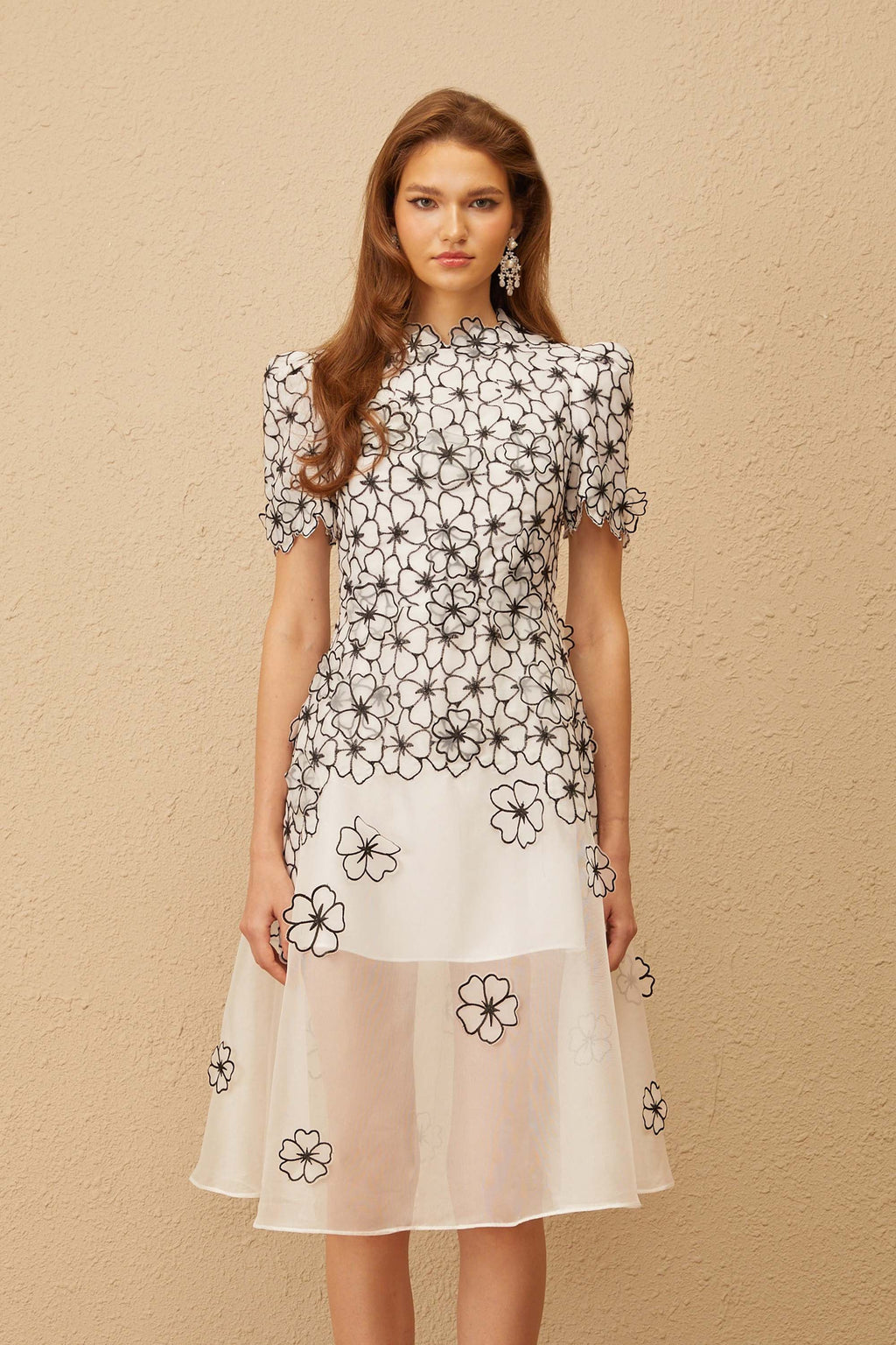 Vestido midi de novia blanco con apliques florales en tul, estilo romántico y elegante, de la marca Bridal.