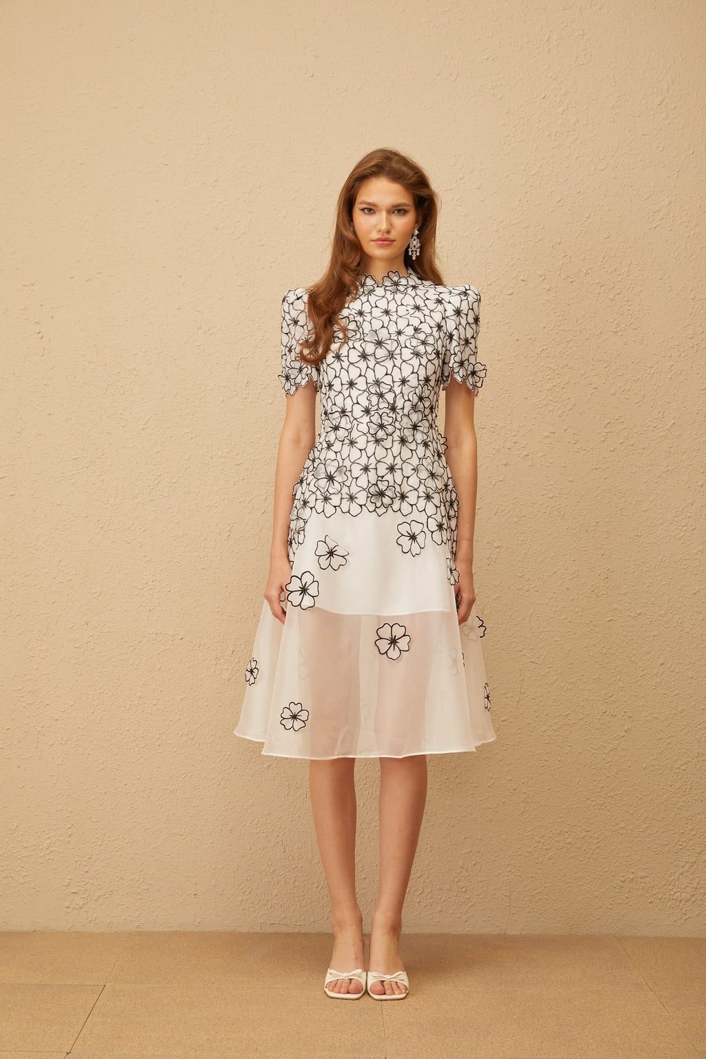 Vestido midi blanco con flores y aplicaciones de tul, estilo Bridal, de la colección Yaelle.
