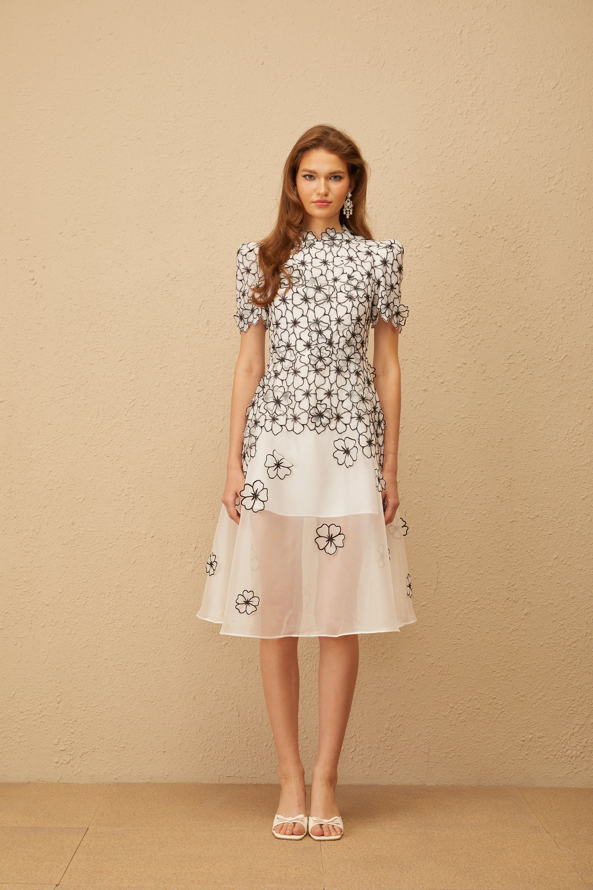 Vestido midi blanco con flores y aplicaciones de tul, estilo Bridal, de la colección Yaelle.