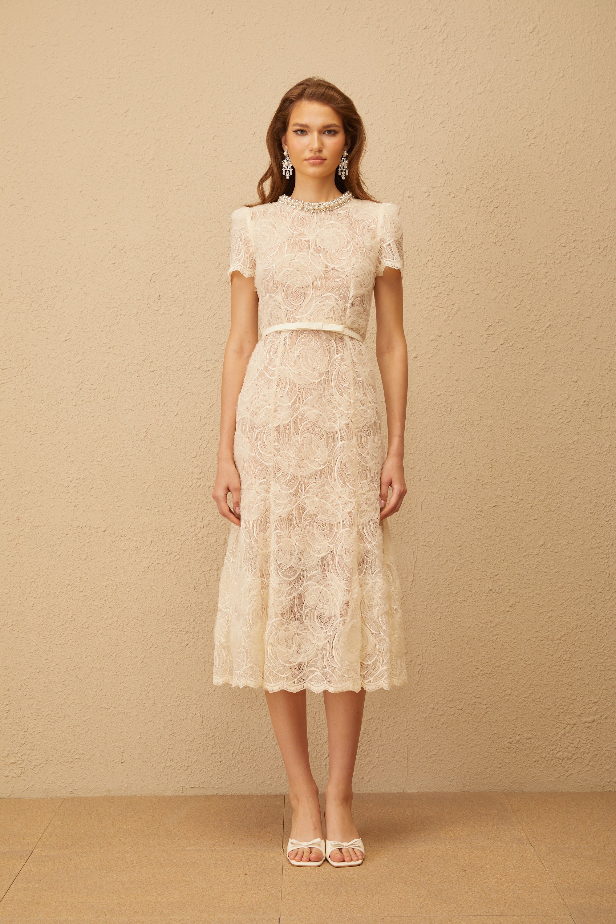 Vestido midi de encaje floral blanco Félicie con adornos, estilo elegante y detalles delicados, en una imagen de producto.