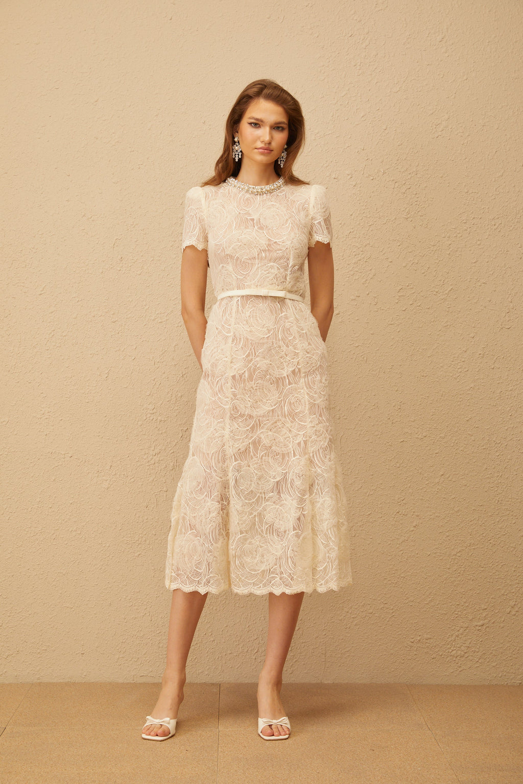 Vestido midi de encaje floral blanco Félicie White con adornos, tela delicada y diseño elegante, para ocasiones especiales.