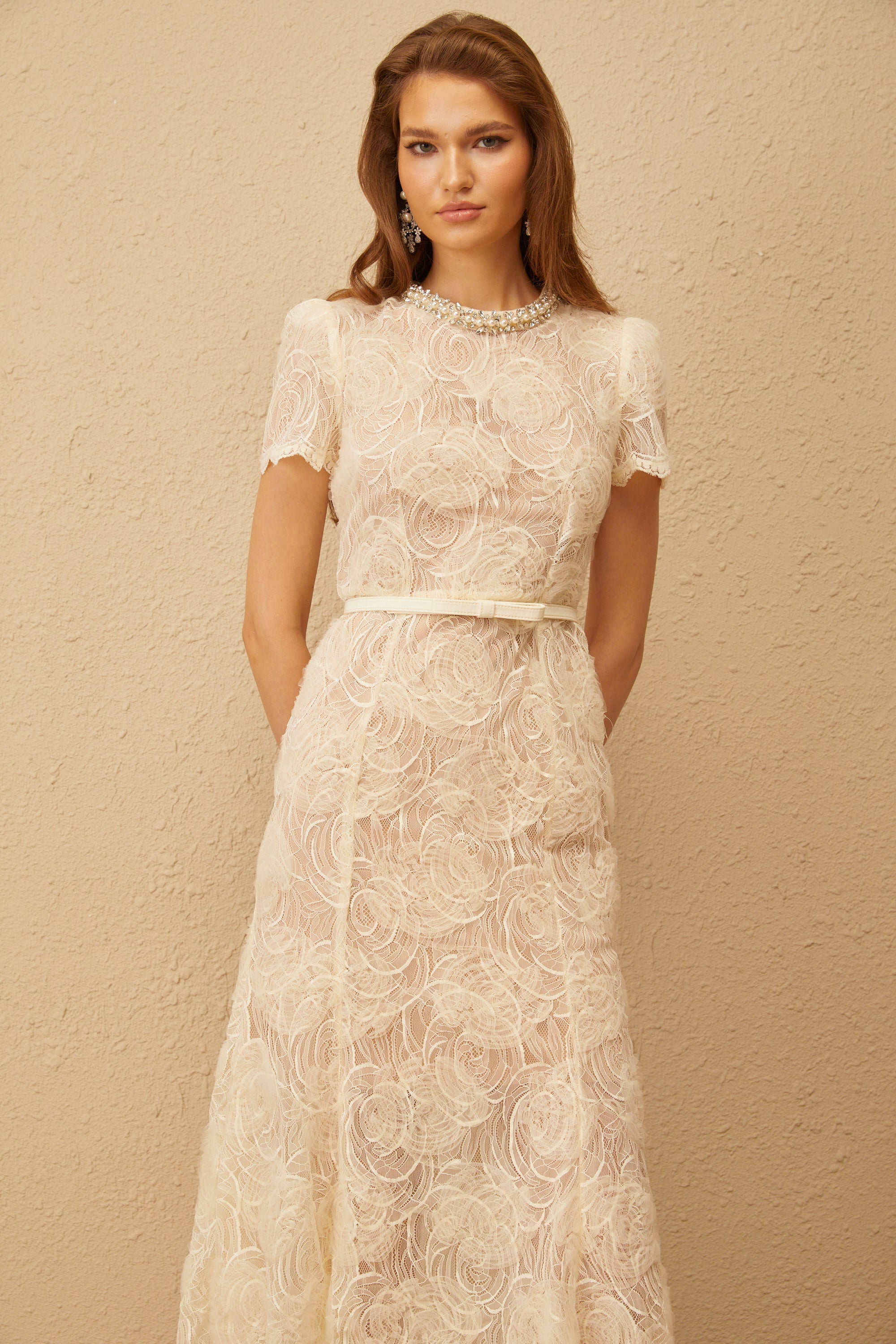 Vestido midi de encaje floral y adornos en color blanco Félicie de la marca Final Sale, con detalles elegantes y delicados.