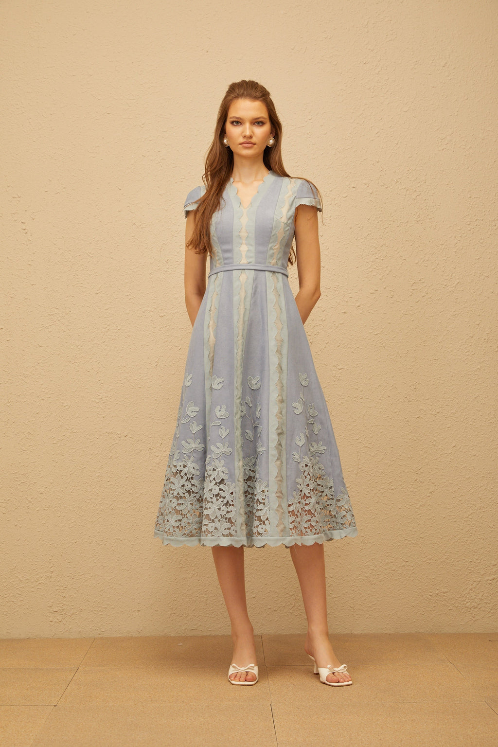 Vestido midi azul de bordado floral con bordes en forma de concha, de la marca MRNewyork, con diseño elegante y femenino.