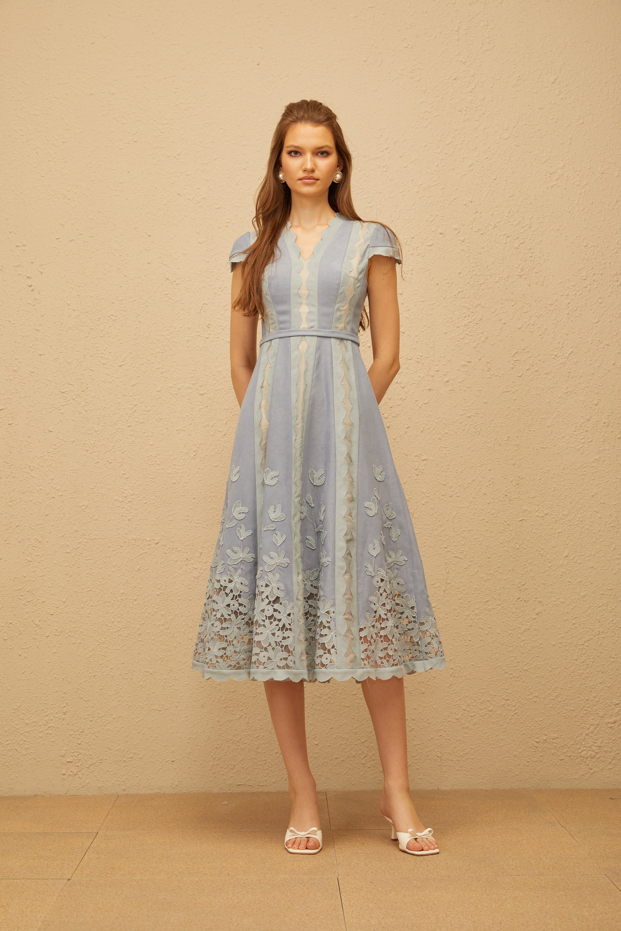 Vestido midi azul de bordado floral con bordes en forma de concha, de la marca MRNewyork, con diseño elegante y femenino.