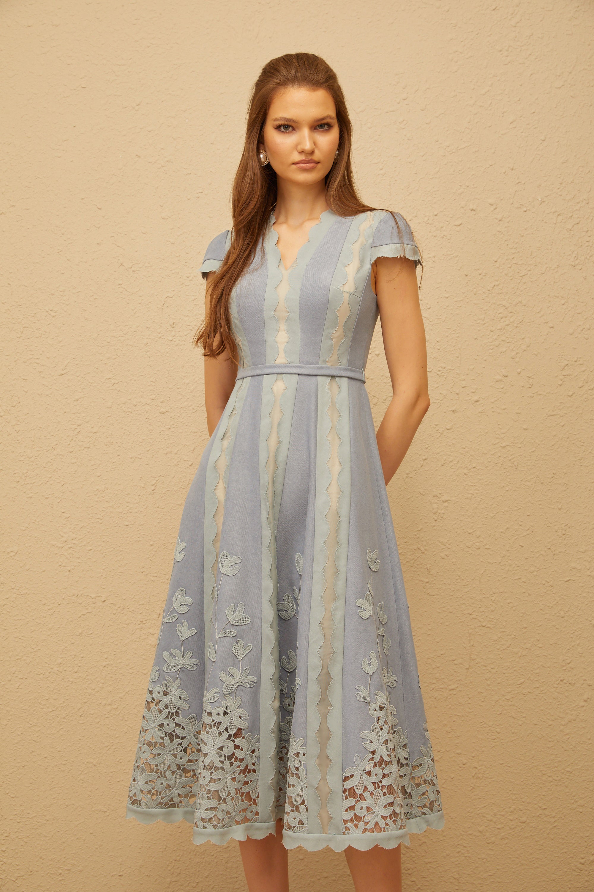 Vestido midi azul con bordados florales y detalles en ondas de la marca MRNewyork, con diseño elegante y femenino.