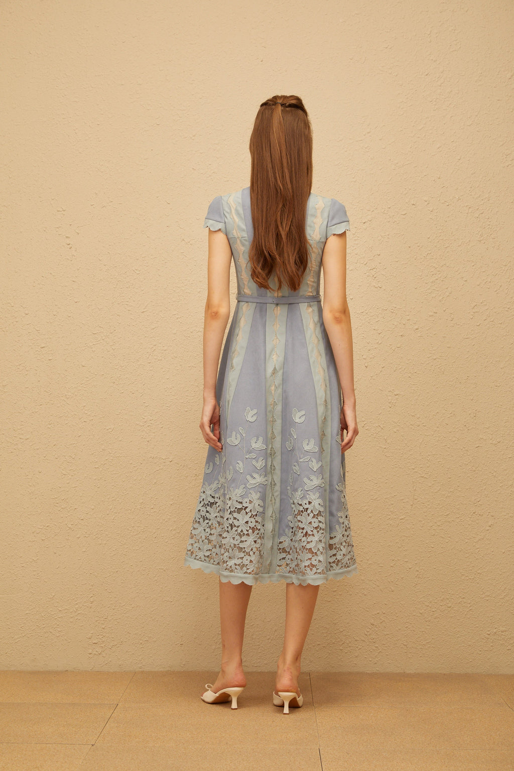 Vestido midi azul Amália de bordado floral con bordes en ondas de MRNewyork, mostrando detalles delicados y estilo elegante.