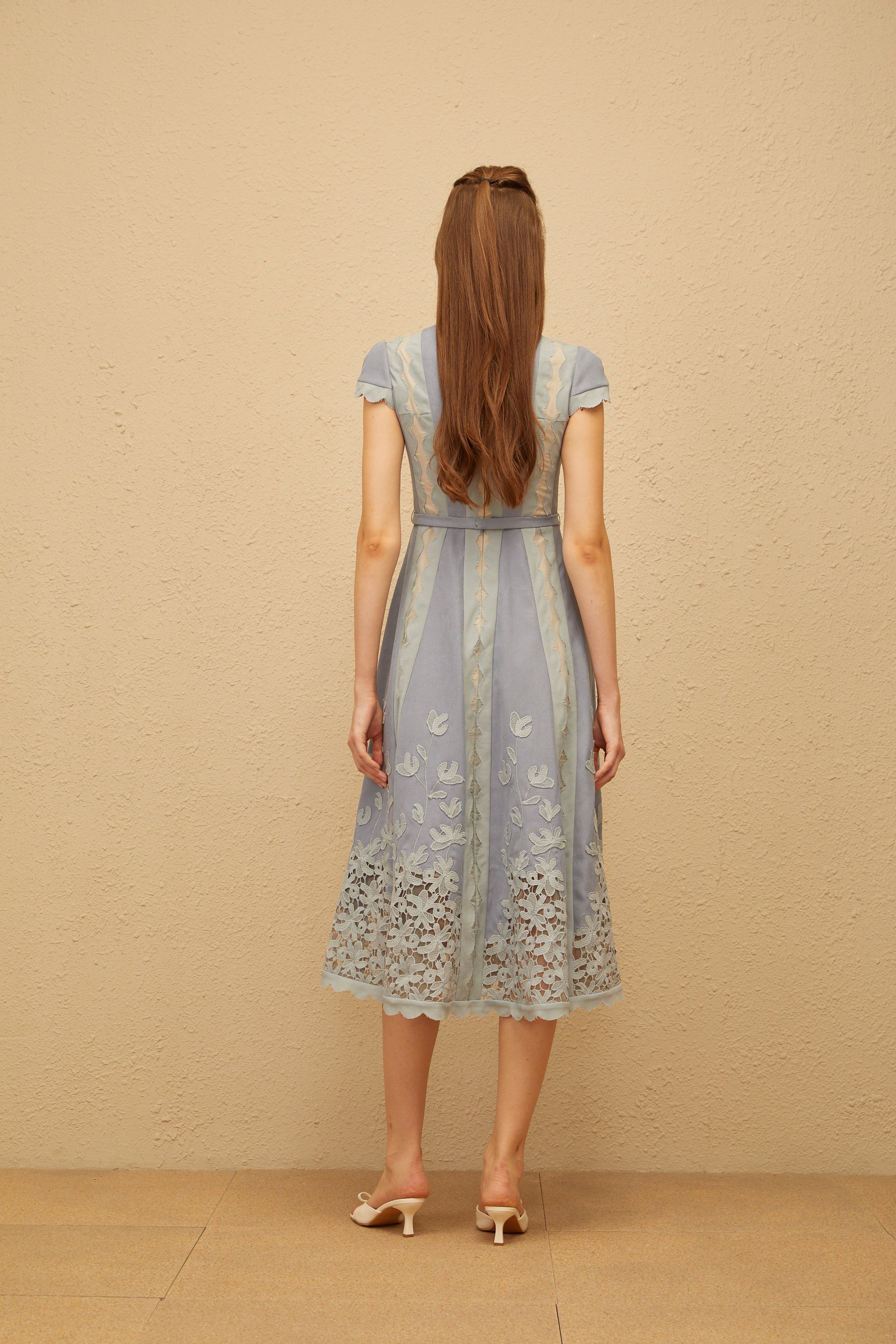 Vestido midi azul Amália de bordado floral con bordes en ondas de MRNewyork, mostrando detalles delicados y estilo elegante.