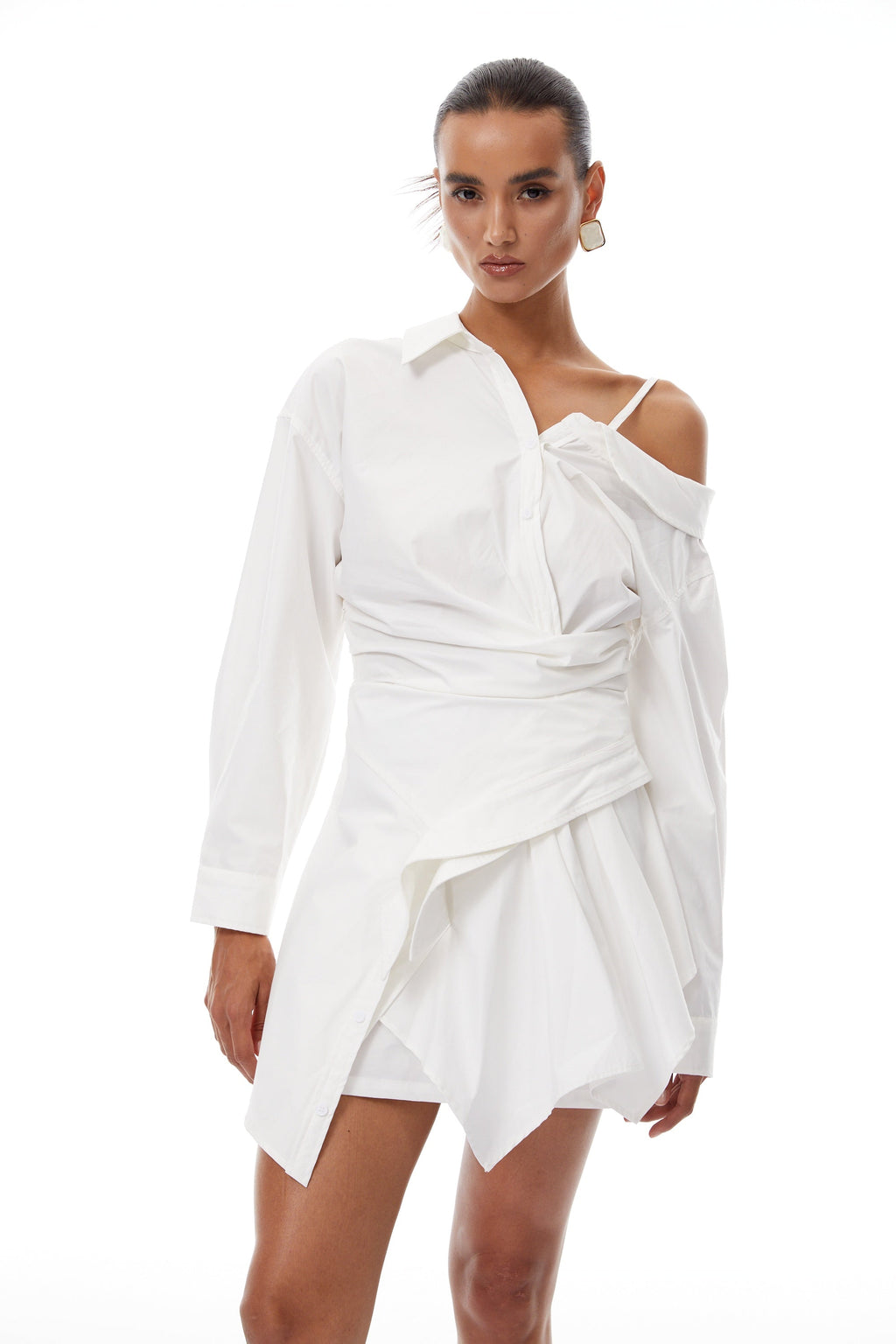 Vestido mini asimétrico blanco Tímea de la marca Final Sale, con diseño elegante y corte moderno.