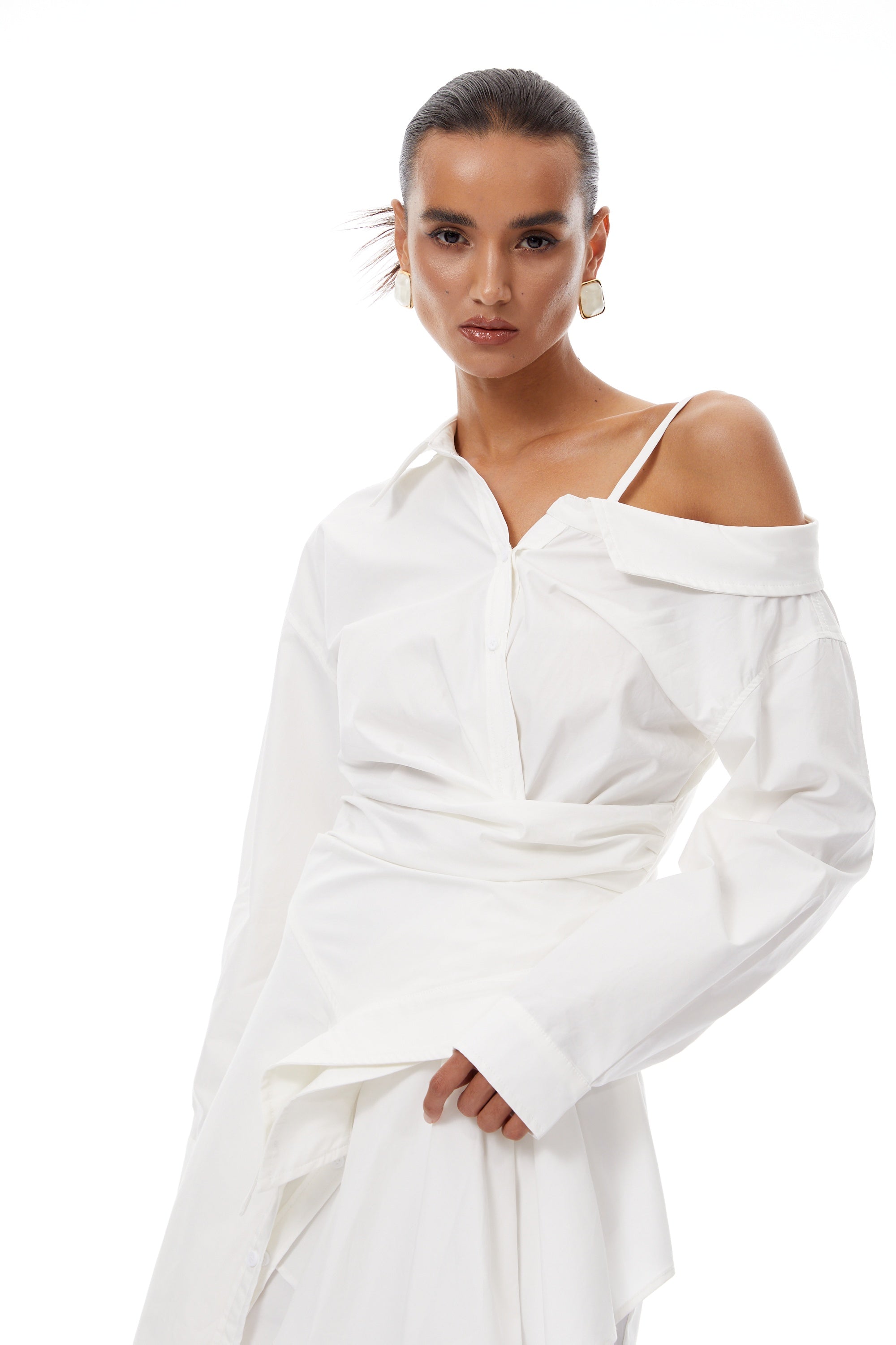 Vestido mini asimétrico blanco Tímea, de manga larga y estilo casual, con diseño moderno y corte ajustado.