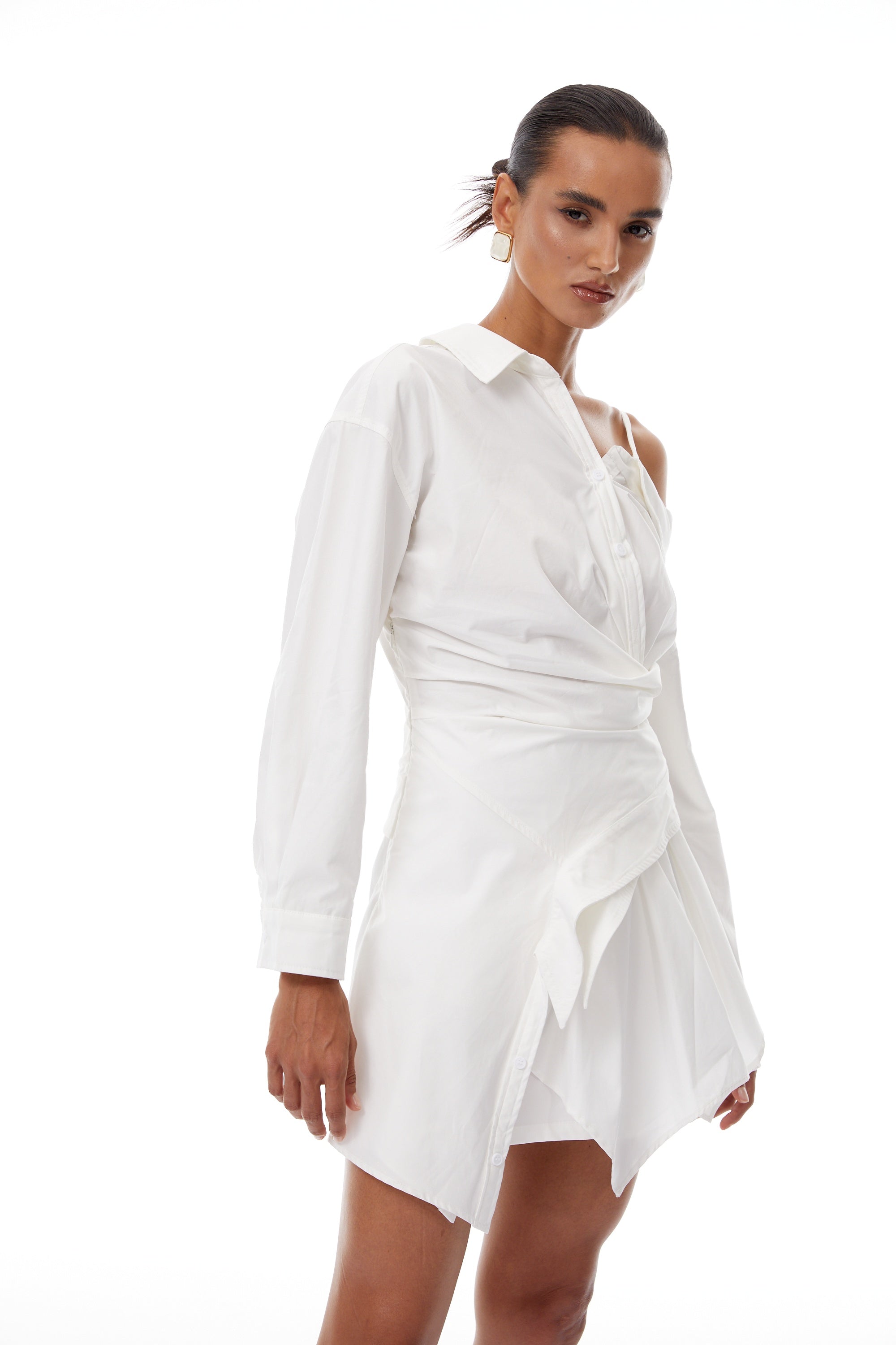 Vestido mini asimétrico blanco Tímea con diseño único, manga larga y caída moderna, en color blanco con detalles elegantes.