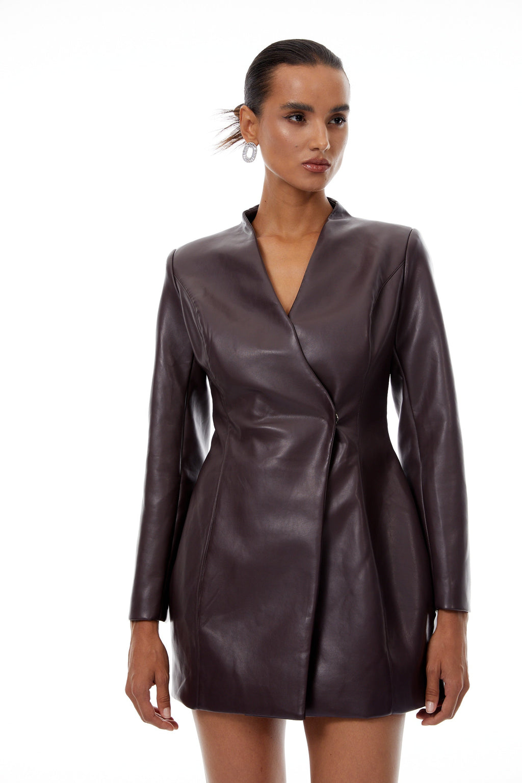 Vestido blazer mini de cuero marrón Solange, estilo ajustado, con detalles de diseño elegante y cierre en la parte delantera.