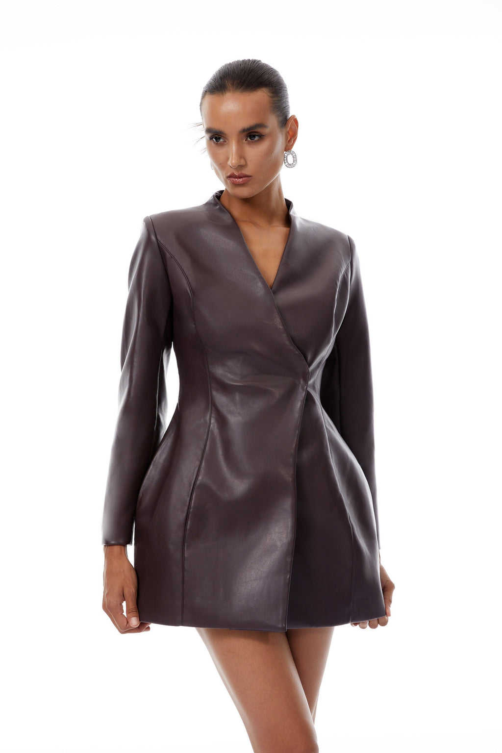 Vestido mini blazer de cuero marrón Solange de la marca Final Sale, con diseño ajustado y cuello clásico, en una imagen de frente.