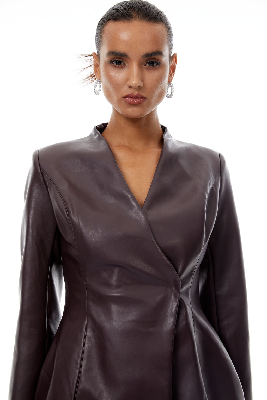 Vestido blazer mini de cuero marrón Solange, corte ajustado y elegante, ideal para ocasiones formales y casuales.