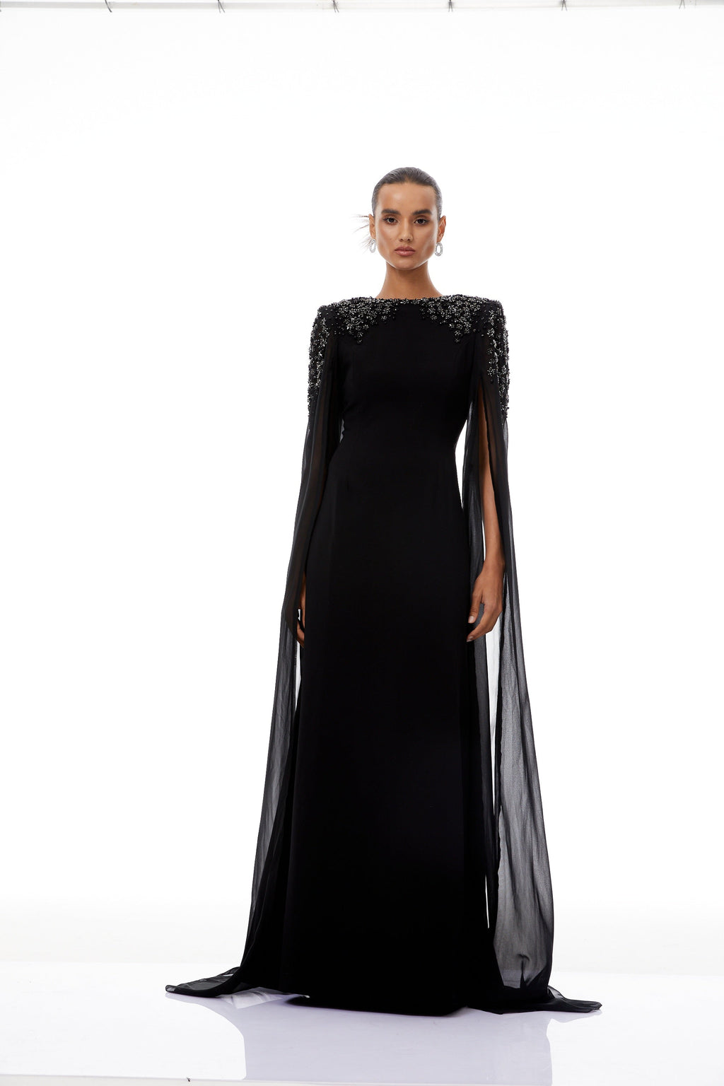 Vestido maxi negro Yseult con adornos brillantes y diseño elegante, ideal para ocasiones formales.